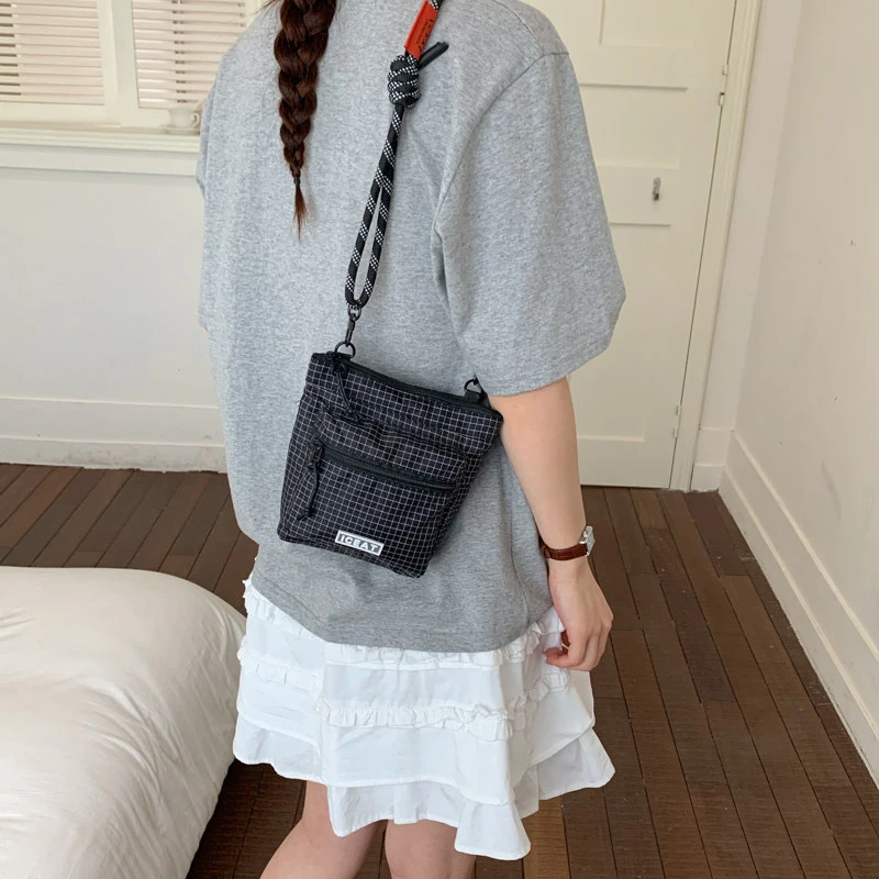 Korean-style niche outdoor phone bag for women, versatile crossbody bagminiSmall casual minimalist daily commuter bag
Korean-style niche outdoor phone bag for women, versatile crossbody bagminiSmall casual minimalist daily commuter bag