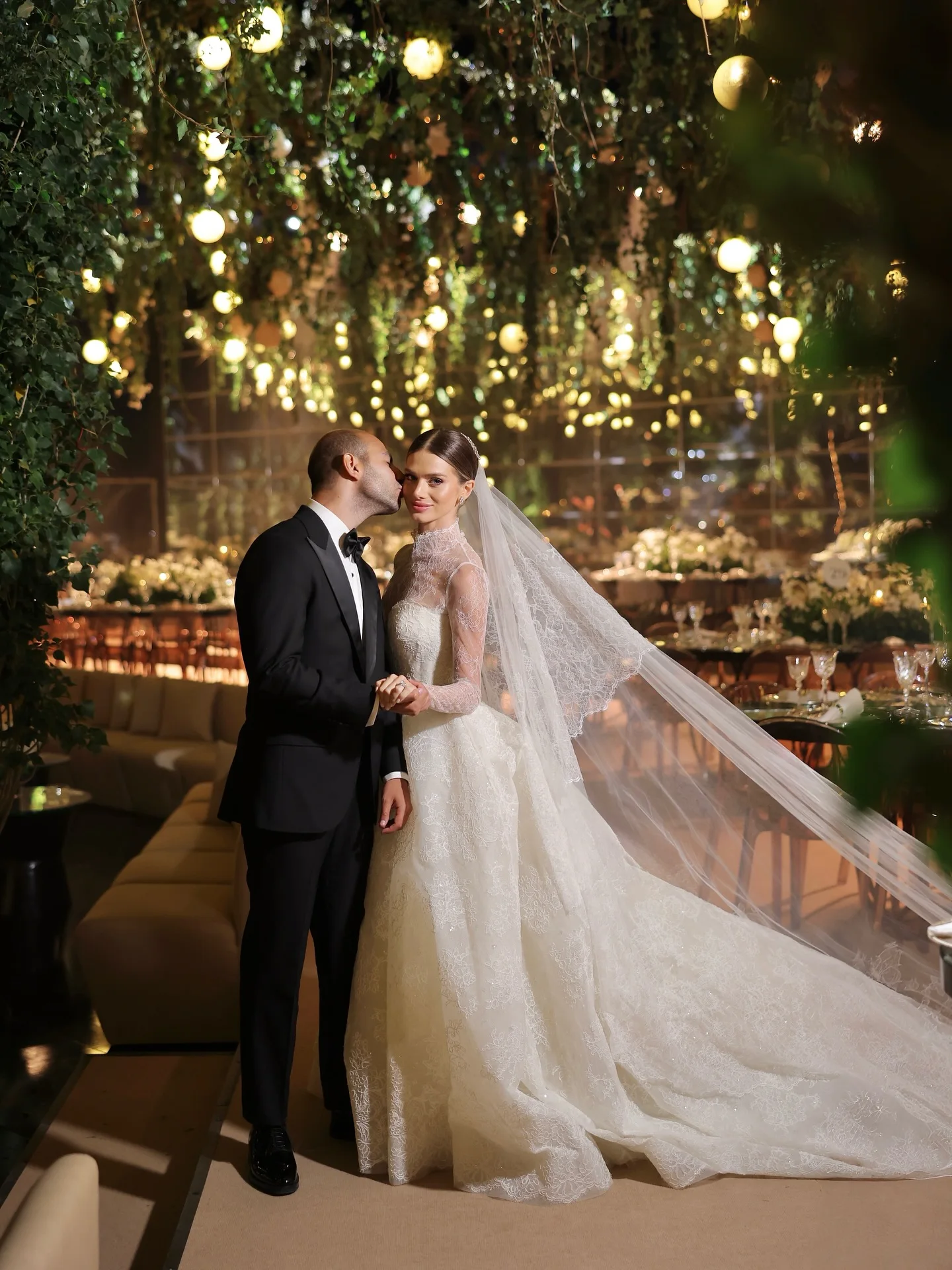 Customized Elegant High Neck Long Sleeve Lace Beaded Ball Gown Wedding Dress with Long Train Bridal Gown Vestidos De Novia
Customized Elegant High Neck Long Sleeve Lace Beaded Ball Gown Wedding Dress with Long Train Bridal Gown Vestidos De Novia