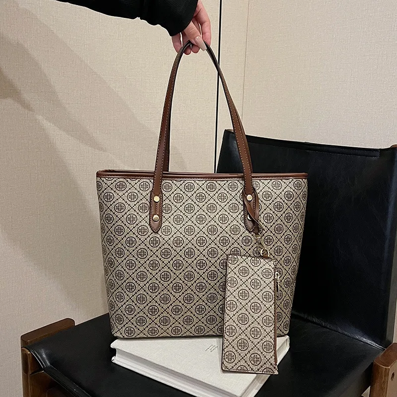 Винтажная большая сумка 2025 года — женская сумка через плечо с принтом монограммы в стиле ретро, просторная сумка для матери и дочки со съемным ремешком 
Винтажная большая сумка 2025 года — женская сумка через плечо с принтом монограммы в стиле ретро, просторная сумка для матери и дочки со съемным ремешком