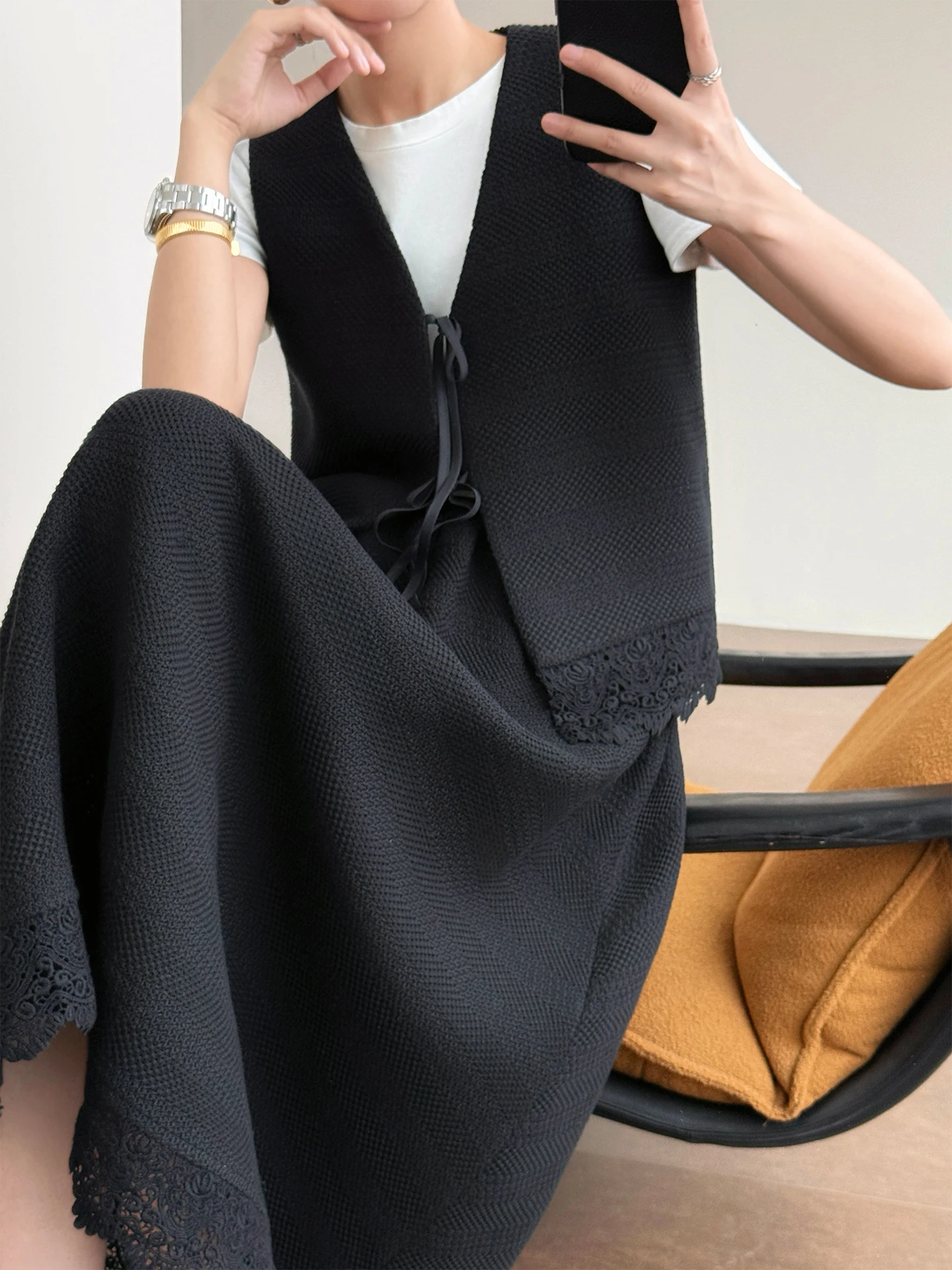 WANGER Artistic Journey! Minimalist Knitted Lace Trimmed Half Skirt Set with Belt Summer Fashion Women's Two-Piece Suit
WANGER Artistic Journey! Minimalist Knitted Lace Trimmed Half Skirt Set with Belt Summer Fashion Women's Two-Piece Suit