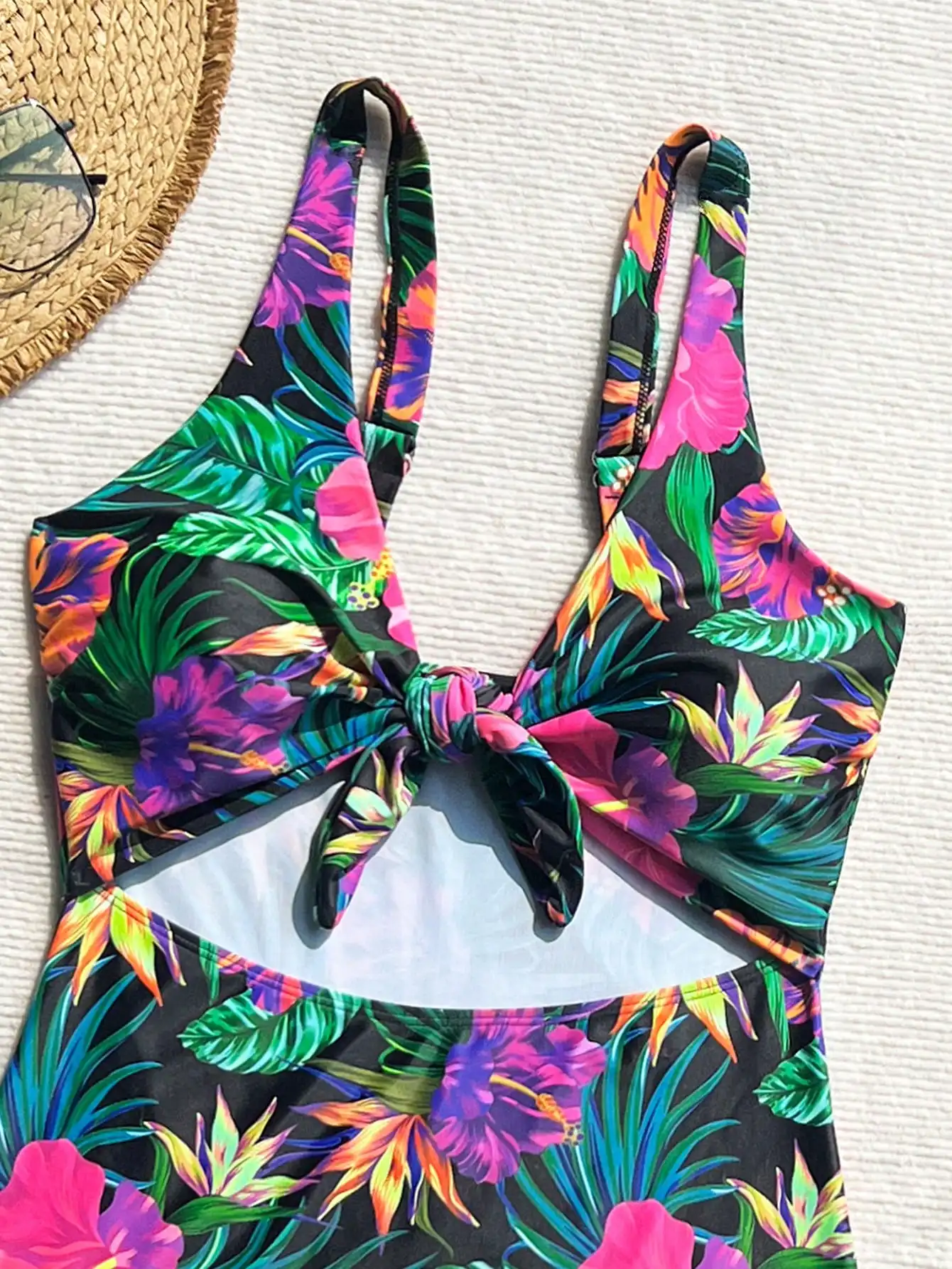 V-Neck Sleeveless Chest Tie Cut Out One Piece Swimsuit Floral Print Beach Vacation
V-Neck Sleeveless Chest Tie Cut Out One Piece Swimsuit Floral Print Beach Vacation