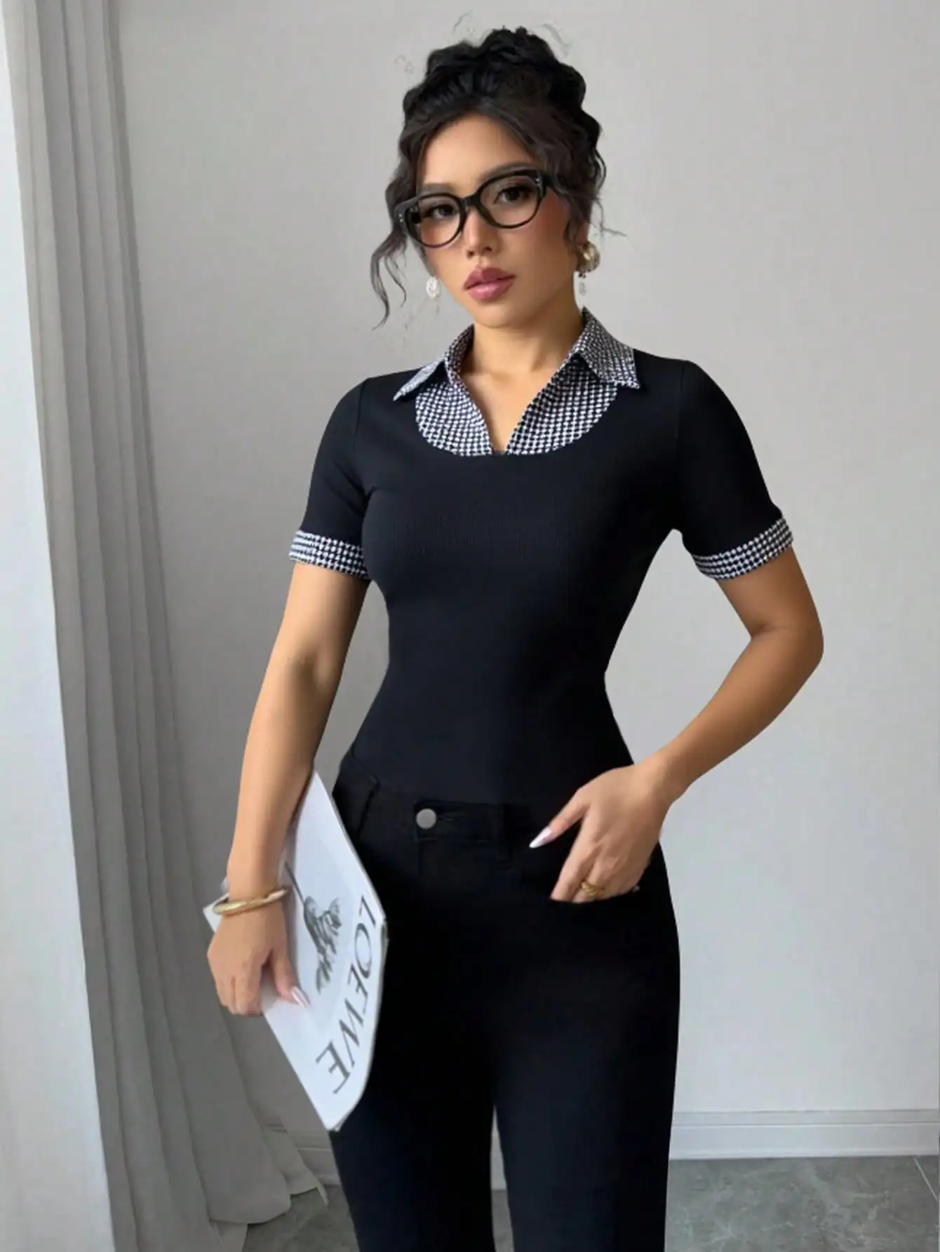 Женская черная футболка с коротким рукавом, воротником Питер Пэн в клетку и дизайном с лоскутными вставками на манжетах
Женская черная футболка с коротким рукавом, воротником Питер Пэн в клетку и дизайном с лоскутными вставками на манжетах