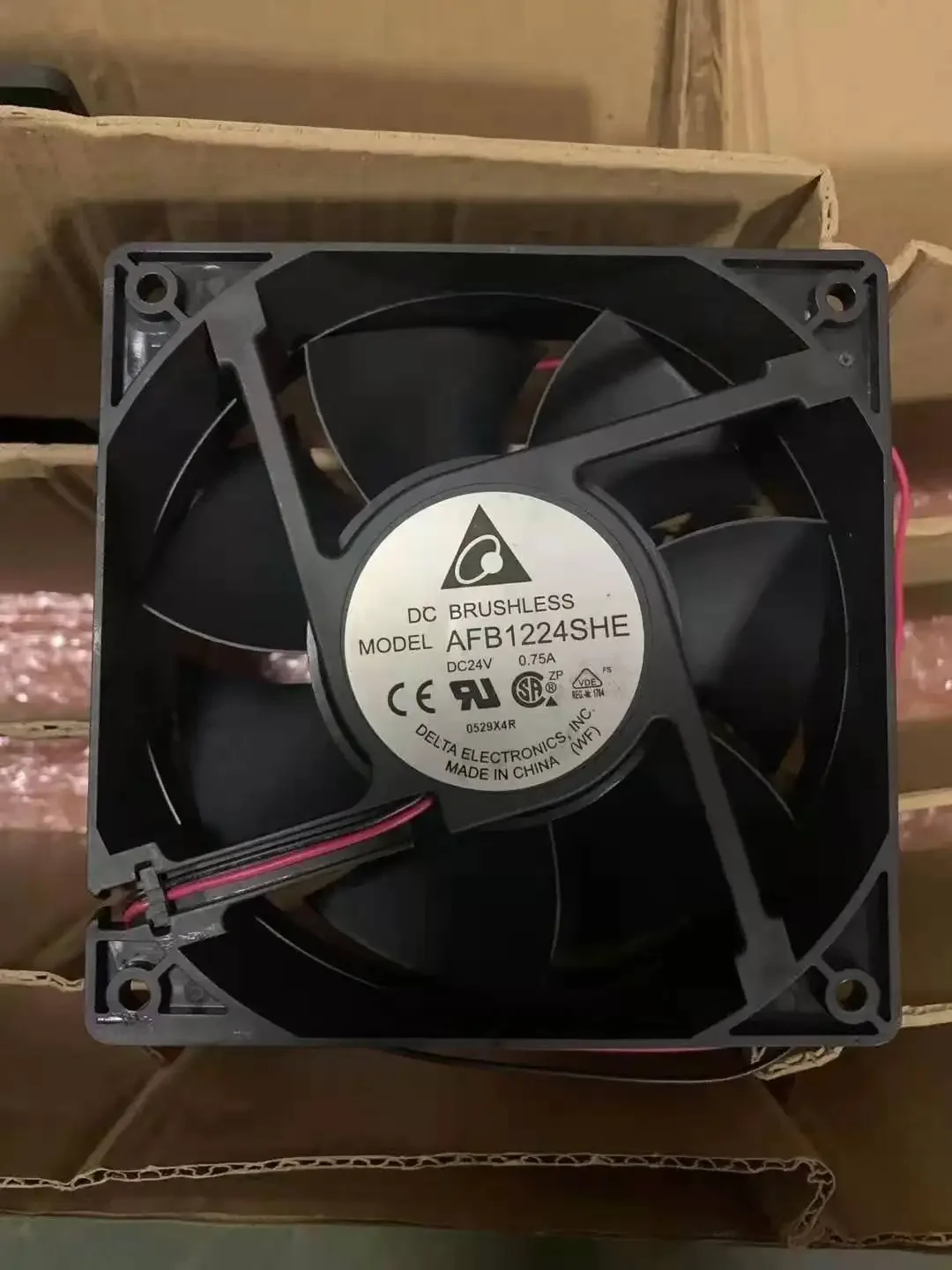 Вентилятор охлаждения сервера Delta Electronics AFB1224SHE DC 24 В 0,75 А 120x120x38 мм
Вентилятор охлаждения сервера Delta Electronics AFB1224SHE DC 24 В 0,75 А 120x120x38 мм