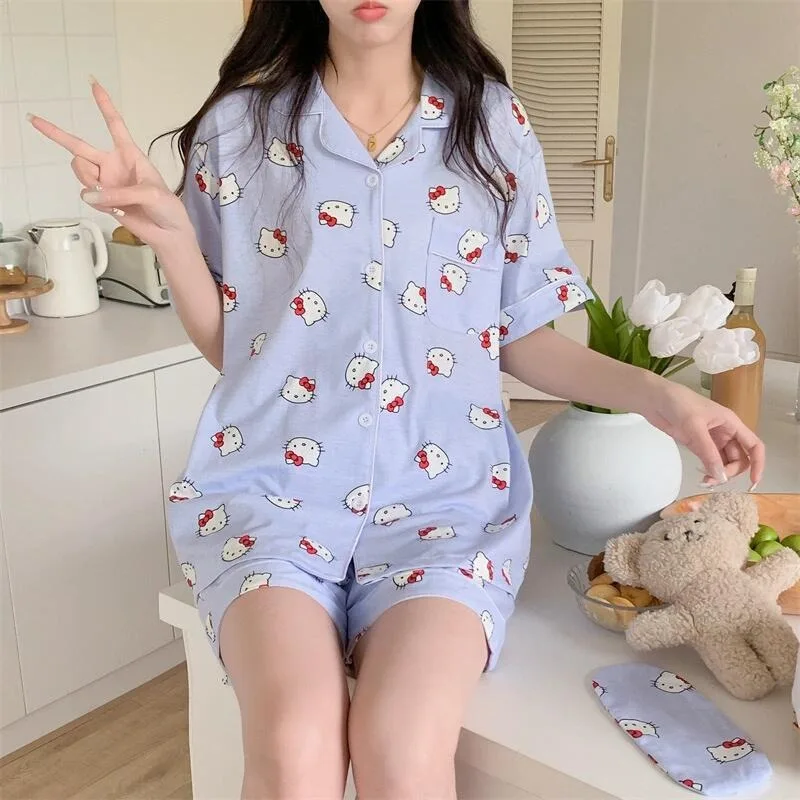 Новые летние синие милые и милые пижамы Hello Kitty, женские шорты с короткими рукавами, домашняя одежда, костюм на открытом воздухе
Новые летние синие милые и милые пижамы Hello Kitty, женские шорты с короткими рукавами, домашняя одежда, костюм на открытом воздухе