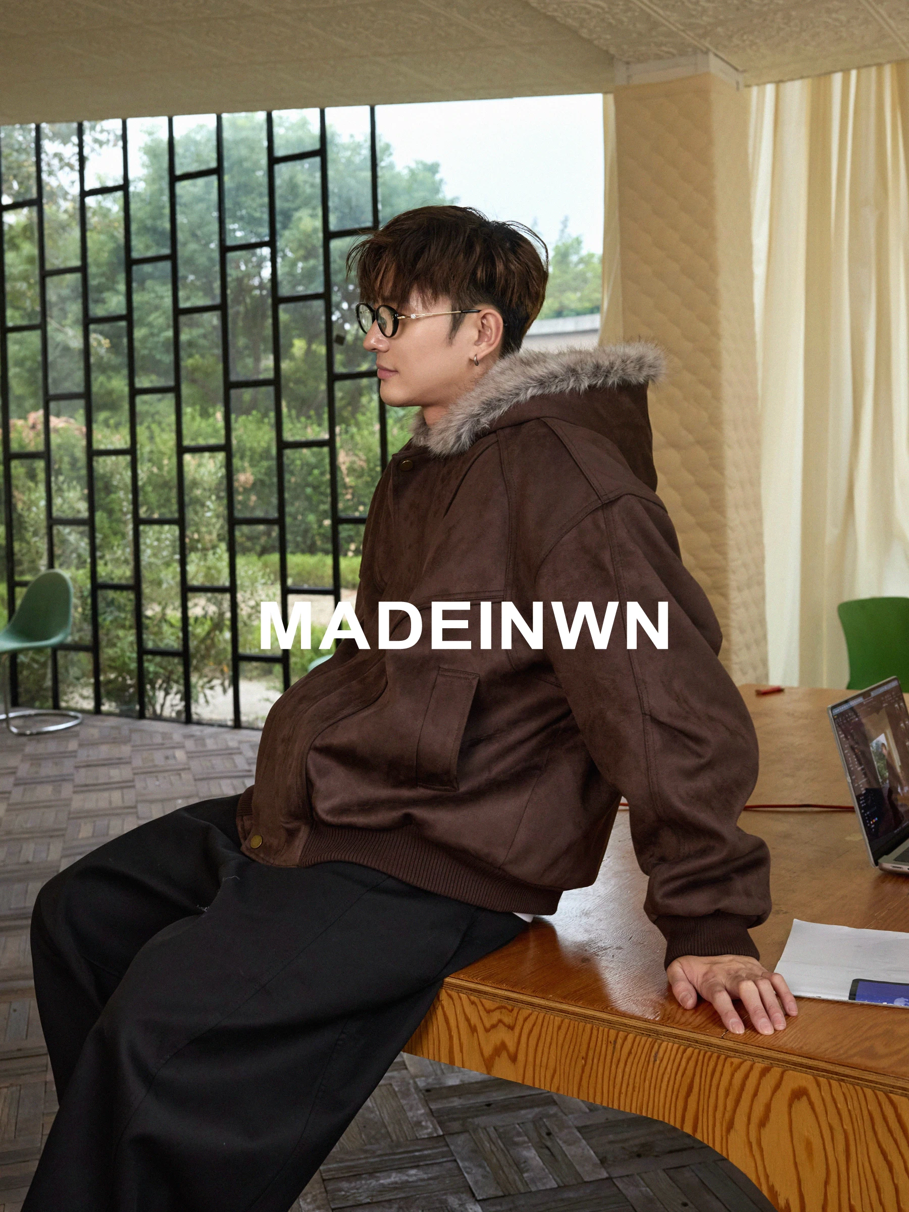 Ретро-куртка из американской замши с капюшоном, утепленная, теплая верхняя одежда для зимы, с вышивкой в виде головы оленя, модная, с тонкой текстурой.
Ретро-куртка из американской замши с капюшоном, утепленная, теплая верхняя одежда для зимы, с вышивкой в виде головы оленя, модная, с тонкой текстурой.