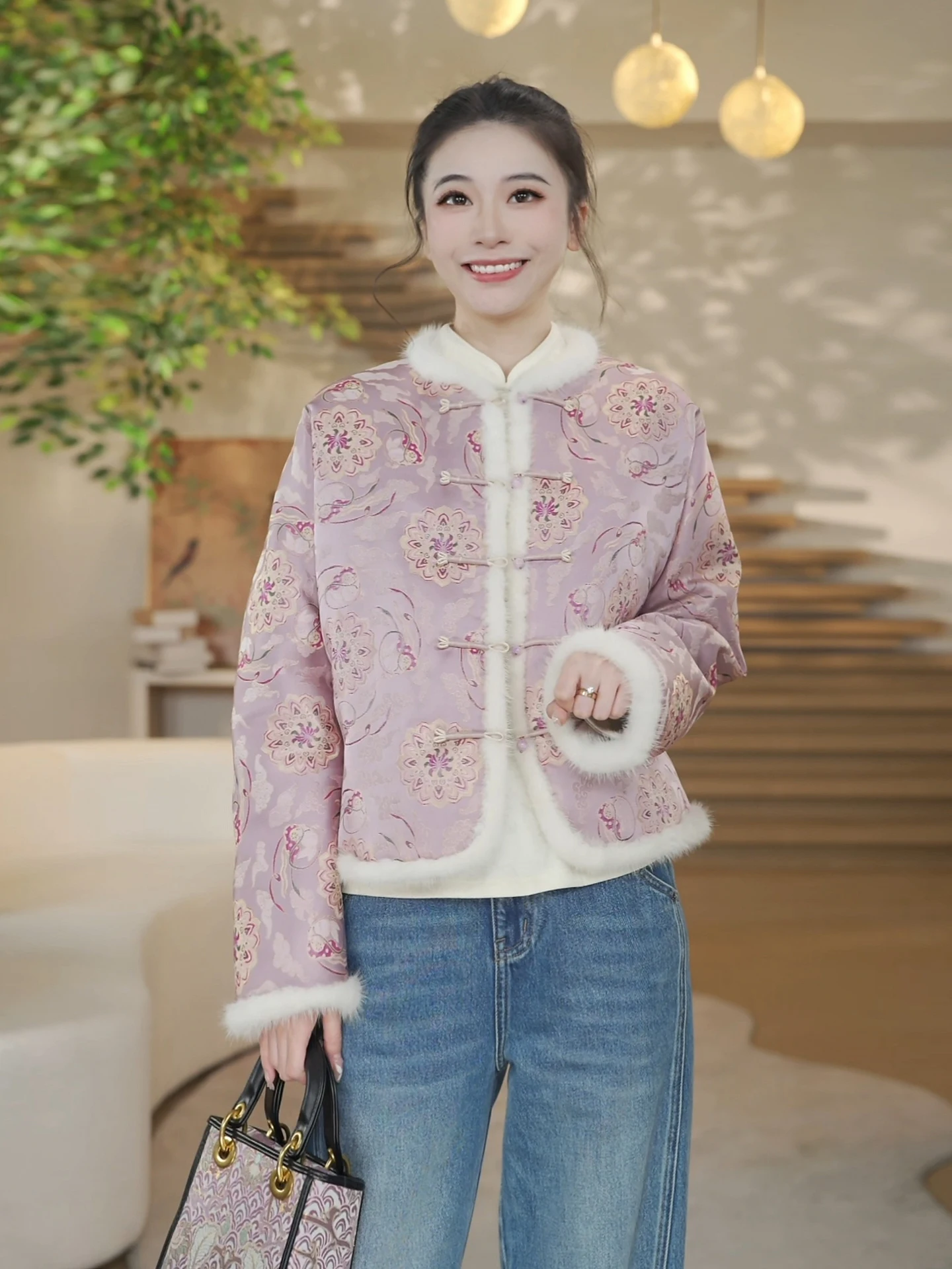 Новое женское пальто из китайского шелка с наполнителем из гусиного пуха, с воротником из меха норки, в традиционном национальном стиле, теплый меховой жакет из кроличьего меха
Новое женское пальто из китайского шелка с наполнителем из гусиного пуха, с воротником из меха норки, в традиционном национальном стиле, теплый меховой жакет из кроличьего меха