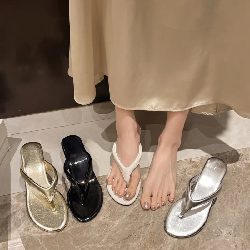 Small Height-enhancing Wedge-heeled Flip-flops for Women 2025 New Summer Outdoor Flip-flops
Small Height-enhancing Wedge-heeled Flip-flops for Women 2025 New Summer Outdoor Flip-flops