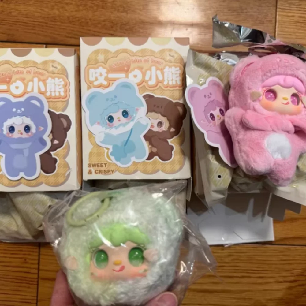 Для Yooki V4 Take A Bite Of Bear Series Плюшевая слепая коробка Симпатичная кукла Модель Трендовая игрушка Таинственная коробка Рюкзак Декор Игрушки Коллекционные Gi
Для Yooki V4 Take A Bite Of Bear Series Плюшевая слепая коробка Симпатичная кукла Модель Трендовая игрушка Таинственная коробка Рюкзак Декор Игрушки Коллекционные Gi