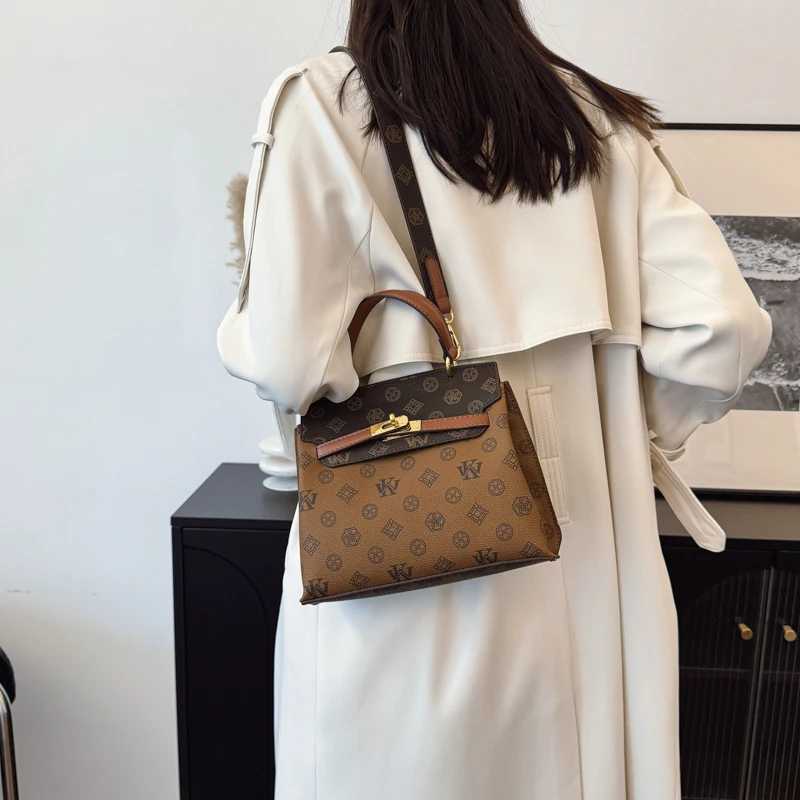 Popular Handbag For Ladies, Featuring Premium Leather And Elegant Details From Luxury Brand, Ideal For Stylish Outings
Popular Handbag For Ladies, Featuring Premium Leather And Elegant Details From Luxury Brand, Ideal For Stylish Outings