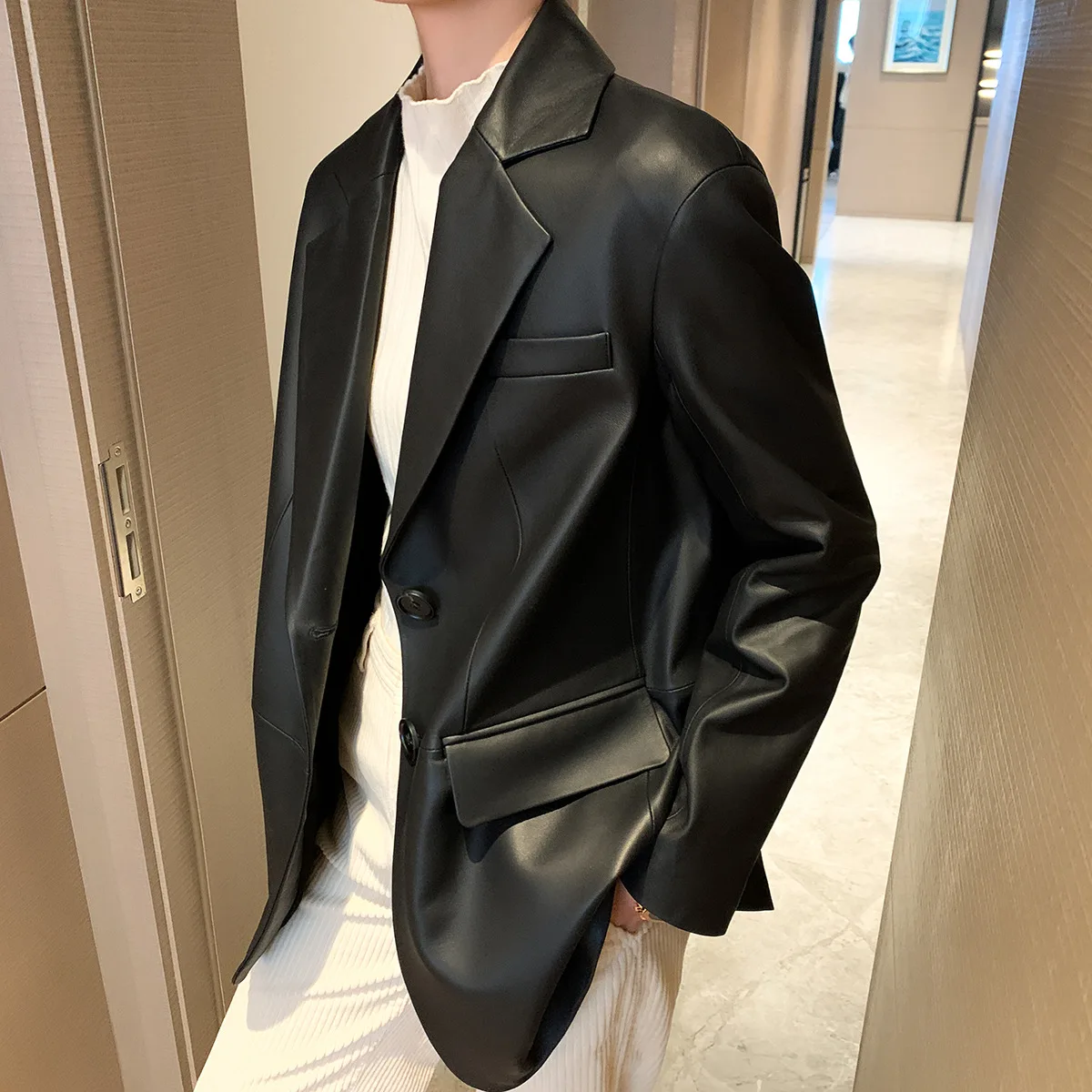 2024 Haining New Genuine Leather Suit Coat Women's Sheepskin Mid length Genuine Leather Suit High end Suit
2024 Haining New Genuine Leather Suit Coat Women's Sheepskin Mid length Genuine Leather Suit High end Suit