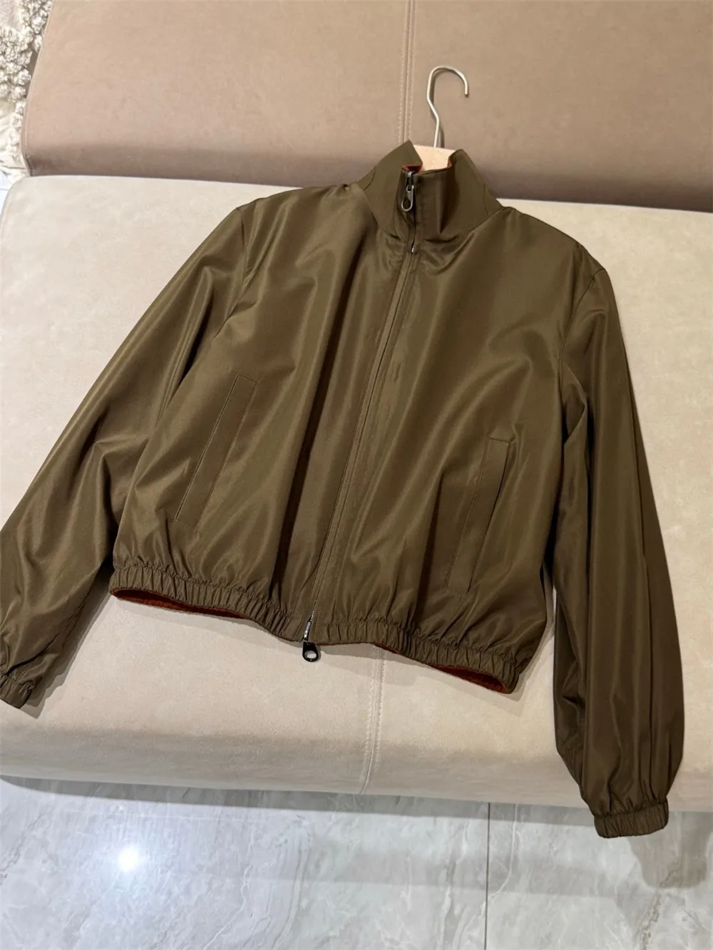 High Quality Ladies New Stand-up Collar Silk Bomber Short Jacket Coat Fashionable and Versatile
High Quality Ladies New Stand-up Collar Silk Bomber Short Jacket Coat Fashionable and Versatile