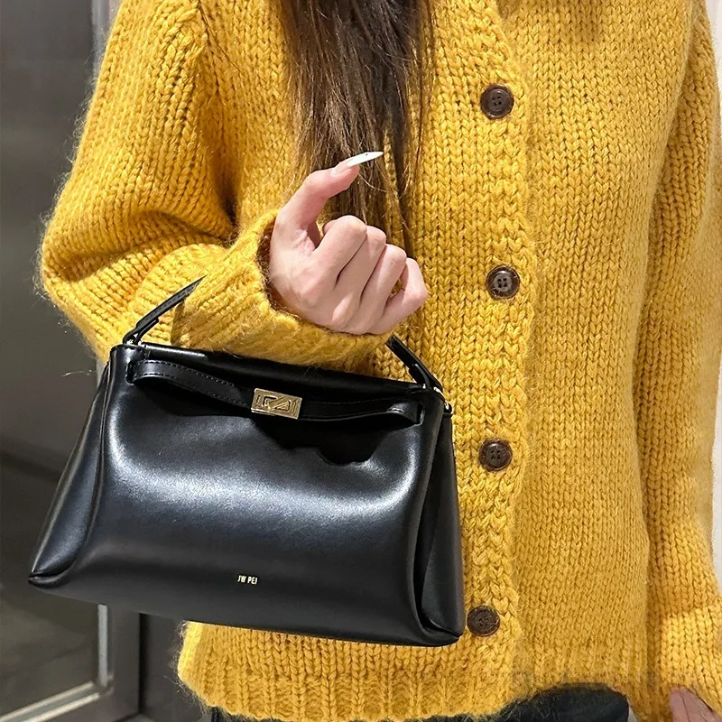JW PEI handbag with French-style snap closure, 2026 new model, women's crossbody small-sized exclusive high-end shoulder bag
JW PEI handbag with French-style snap closure, 2026 new model, women's crossbody small-sized exclusive high-end shoulder bag