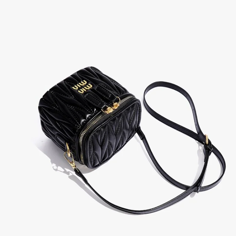 High-End Ladies Crossbody Bag With Trendy Design Details And Spacious Interior Suitable For Weekend Outfits
High-End Ladies Crossbody Bag With Trendy Design Details And Spacious Interior Suitable For Weekend Outfits