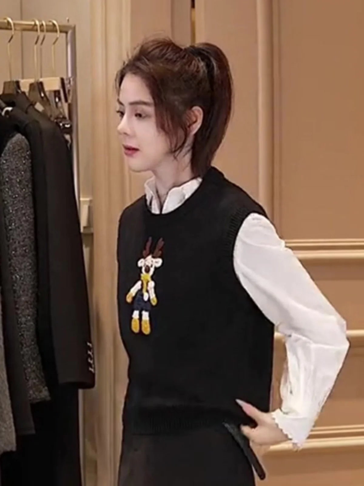 Очаровательный женский жилет с вышивкой и мультяшным принтом, универсальный топ с круглым вырезом, осенняя модная женская куртка для многослойных образов
Очаровательный женский жилет с вышивкой и мультяшным принтом, универсальный топ с круглым вырезом, осенняя модная женская куртка для многослойных образов