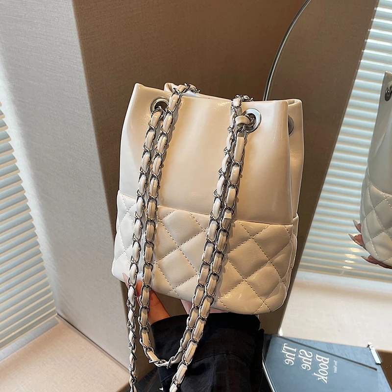 Women Leather Bucket Bags Patch Plaid Large Capacity Chain Shoulder Bags Female Versatile Commute Underarm Pack Lady Handbags
Women Leather Bucket Bags Patch Plaid Large Capacity Chain Shoulder Bags Female Versatile Commute Underarm Pack Lady Handbags