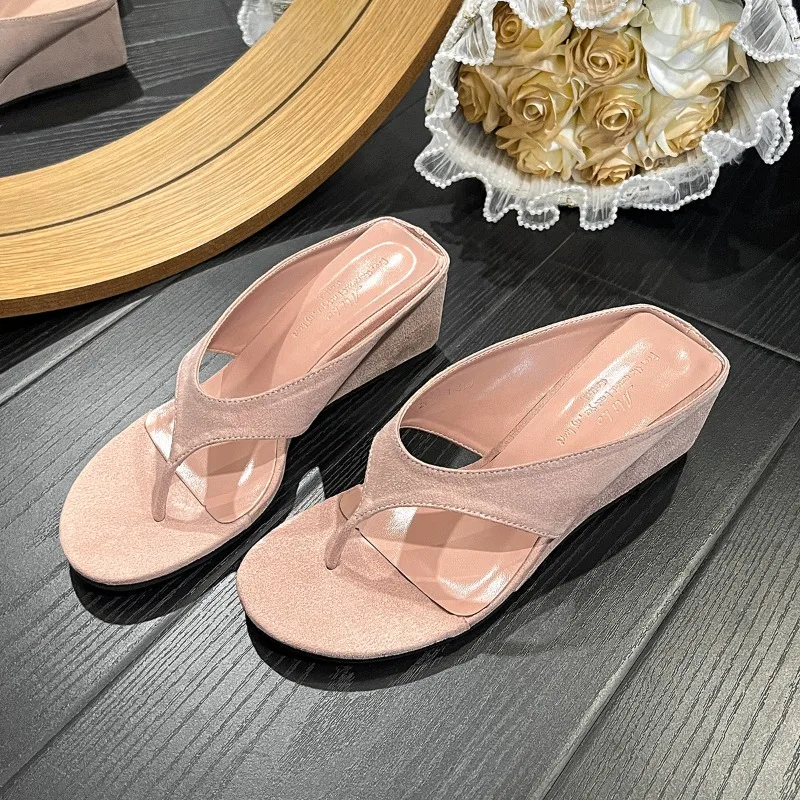 Summer New Womens Shoes Exquisite Round Head Wedge Heel Flip Flops for Woman French Casual Shoes Designer Shoes Zapatos De Mujer
Summer New Womens Shoes Exquisite Round Head Wedge Heel Flip Flops for Woman French Casual Shoes Designer Shoes Zapatos De Mujer