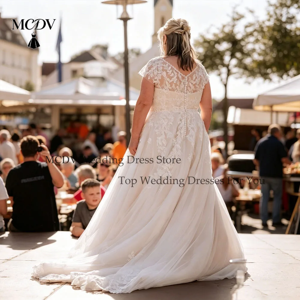 Short Sleeves Plus Size Wedding Dresses Lace Applique V-Neck robe mariage curvy A Line Light Champagne Bride Gowns Customized
Short Sleeves Plus Size Wedding Dresses Lace Applique V-Neck robe mariage curvy A Line Light Champagne Bride Gowns Customized