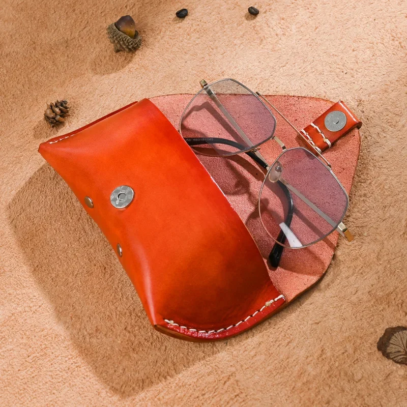 Handmade glasses case Vintage vegetated leather sunglasses bag thickened with nose holder set glasses bag storage
Handmade glasses case Vintage vegetated leather sunglasses bag thickened with nose holder set glasses bag storage