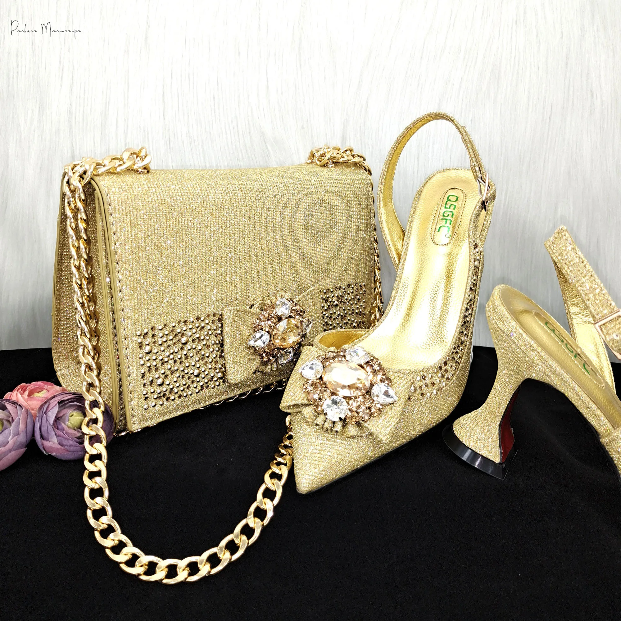 Italian Design Pointed Toe High Heels With The Crystal Buckle Decoration Party Ladies Shoes And Metal Shoulder Strap Bag
Italian Design Pointed Toe High Heels With The Crystal Buckle Decoration Party Ladies Shoes And Metal Shoulder Strap Bag