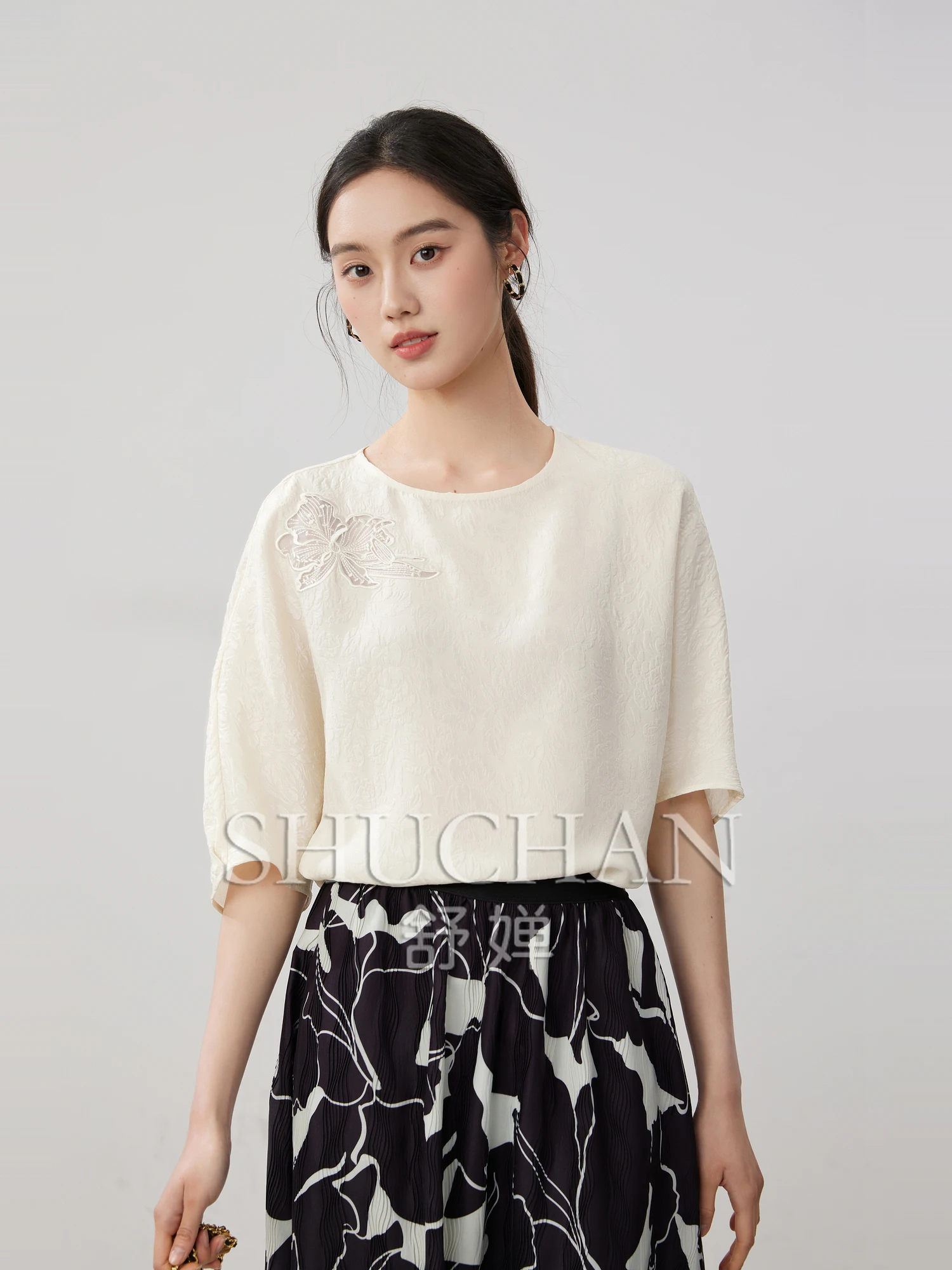 20 Mummy Guangle Crepe Silk, New Chinese Flower Hollow Embroidery Loose Crew Neck Shirt Women Blouse for Women
20 Mummy Guangle Crepe Silk, New Chinese Flower Hollow Embroidery Loose Crew Neck Shirt Women Blouse for Women