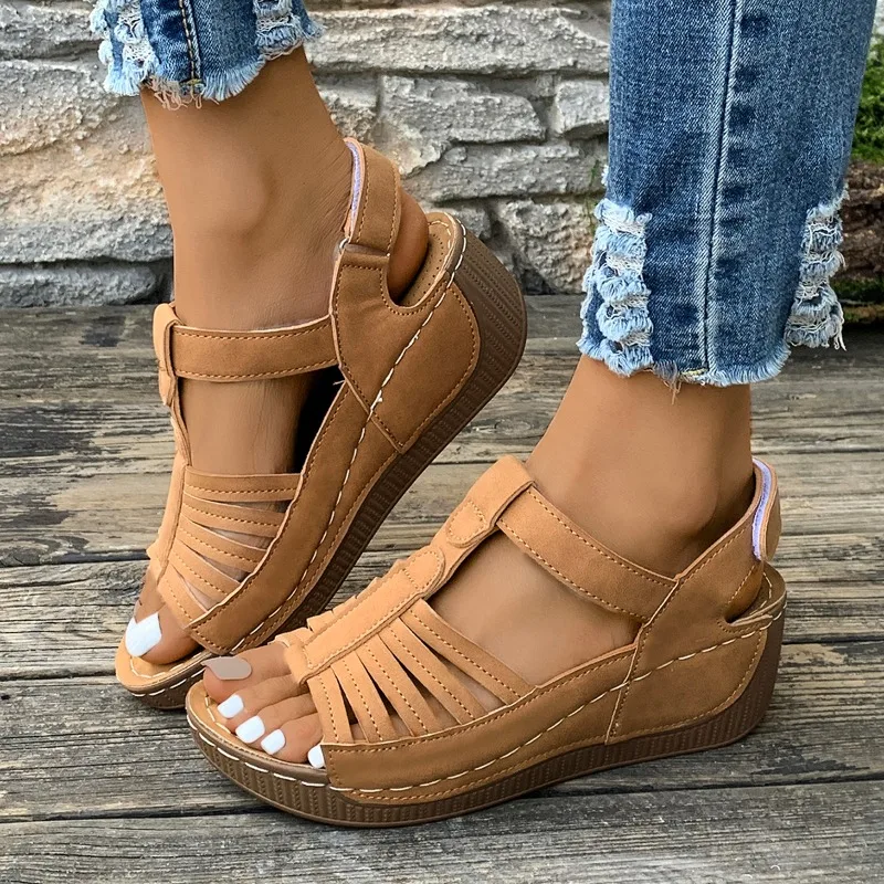 Новинка 2023 года, сандалии на танкетке в стиле ретро, женские летние сандалии на платформе с открытым носком, женская удобная пляжная обувь на толстой подошве
Новинка 2023 года, сандалии на танкетке в стиле ретро, женские летние сандалии на платформе с открытым носком, женская удобная пляжная обувь на толстой подошве