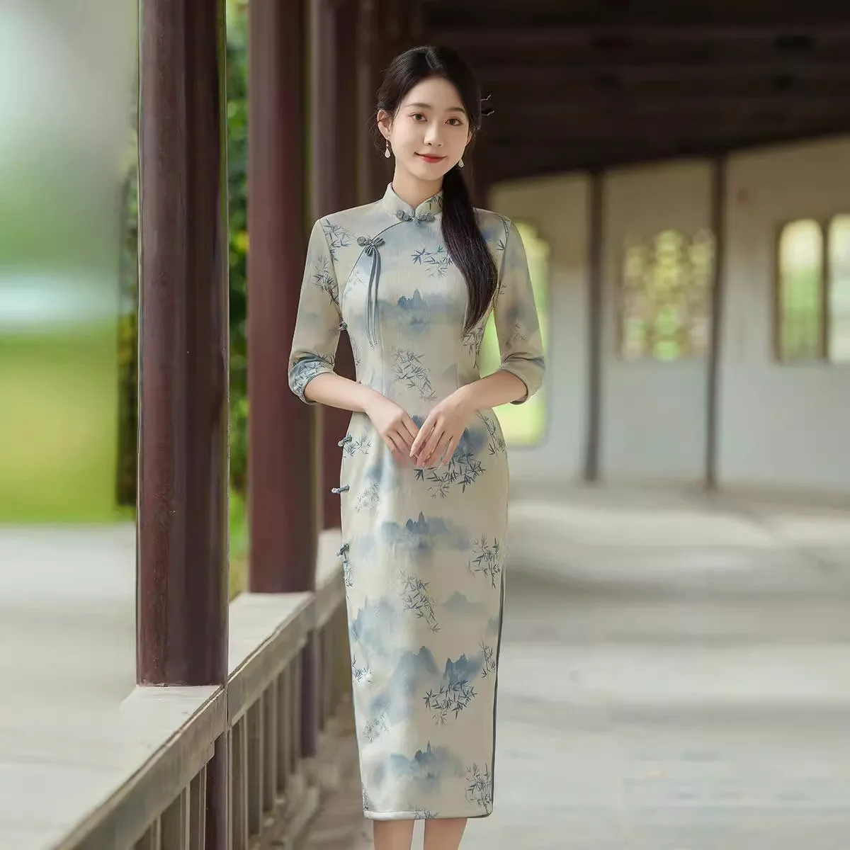 Платье-ципао в китайском стиле с рукавом три четверти, с принтом снежинок, из вельвета, для молодых женщин, ретро, приталенное, осенне-зимнее
Платье-ципао в китайском стиле с рукавом три четверти, с принтом снежинок, из вельвета, для молодых женщин, ретро, приталенное, осенне-зимнее