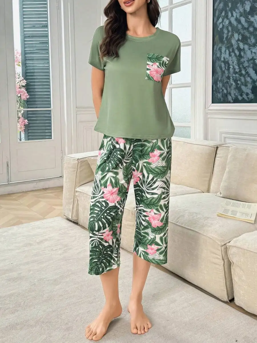 Women Floral Print Short Sleeve Pajama Set With Contrast Pocket Capri Pants
Women Floral Print Short Sleeve Pajama Set With Contrast Pocket Capri Pants