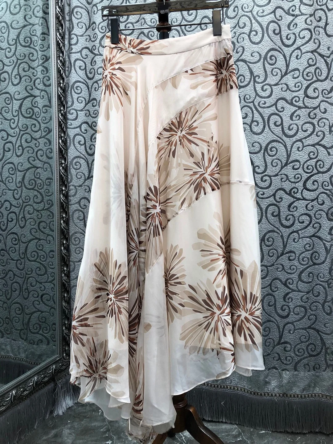 Milan Small Town High Waist Asymmetrical Floral Print Maxi Skirt Elegant Chic Commuter Style Cotton Blend A-Line Skirt
Milan Small Town High Waist Asymmetrical Floral Print Maxi Skirt Elegant Chic Commuter Style Cotton Blend A-Line Skirt