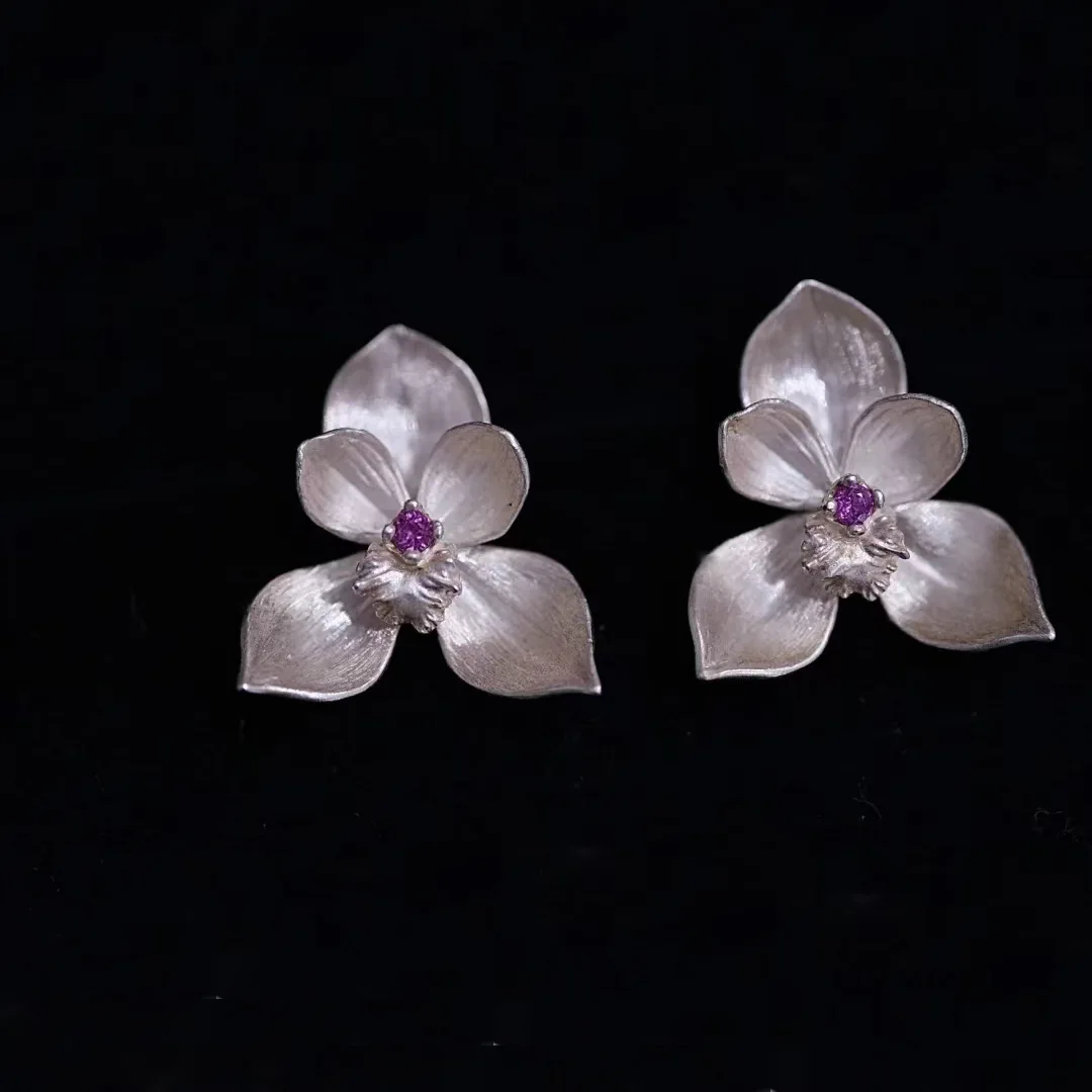 Literary temperament style inlaid zircon French high-end exquisite flower stud earrings female
Literary temperament style inlaid zircon French high-end exquisite flower stud earrings female