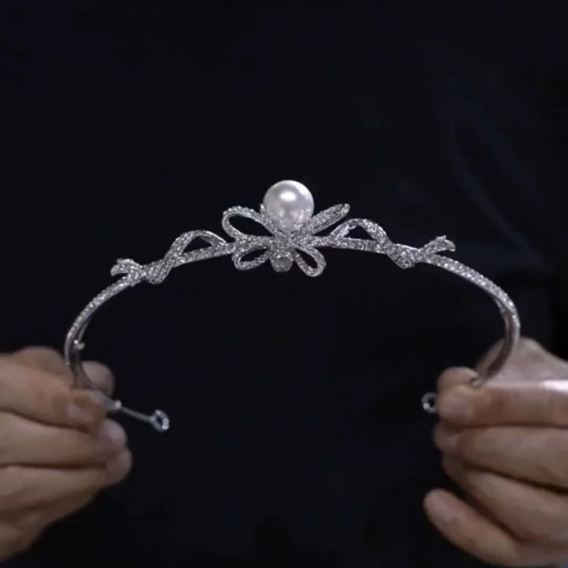 Korean Pearls Sparkling Wedding Tiaras Cute Bridal Headbands Evening Bridal Hair Accessories Glittering Headwear for Brides
Korean Pearls Sparkling Wedding Tiaras Cute Bridal Headbands Evening Bridal Hair Accessories Glittering Headwear for Brides