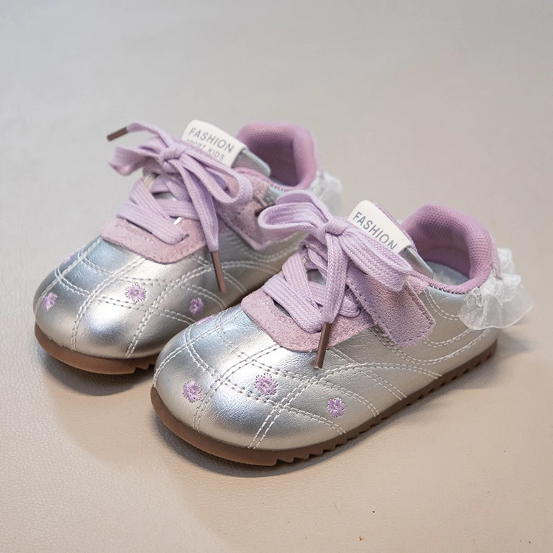 YUYIN 2026 Girls' Casual Sports Shoes Princess Sneakers with Lace Trim and Small Flower Decorations Shiny Soft Comfortable
YUYIN 2026 Girls' Casual Sports Shoes Princess Sneakers with Lace Trim and Small Flower Decorations Shiny Soft Comfortable