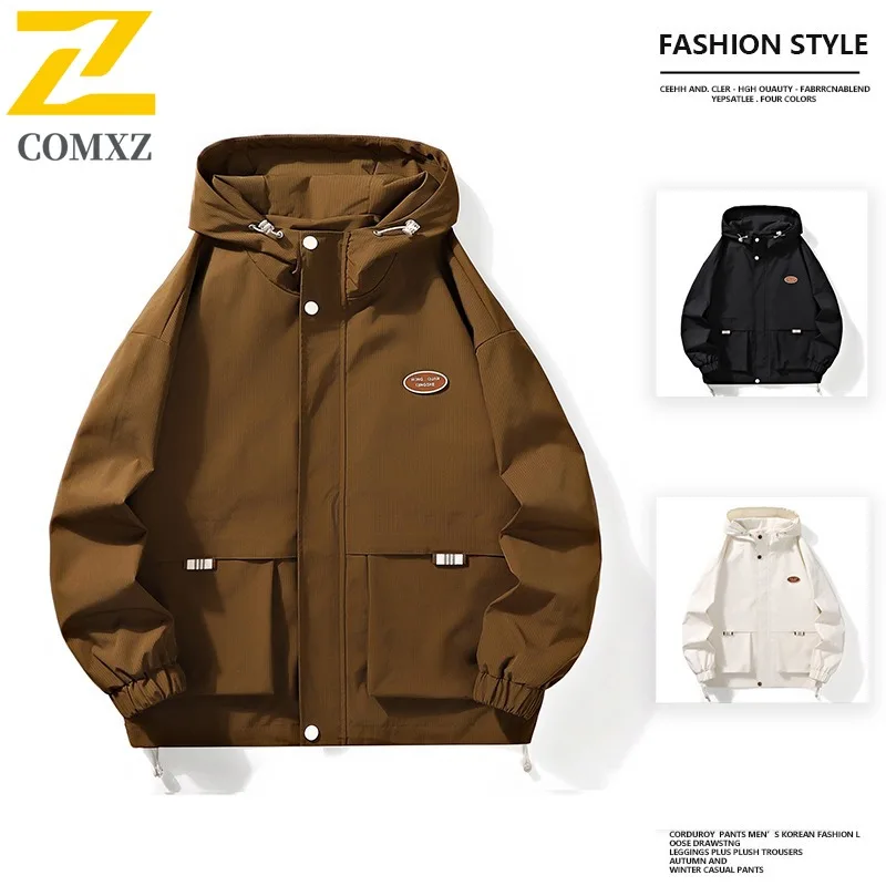 COMXZ 2025 Мужская уличная ветровка Ветрозащитная водонепроницаемая походная экипировка Дышащая модная куртка с капюшоном Осенняя мода для спорта на открытом воздухе
COMXZ 2025 Мужская уличная ветровка Ветрозащитная водонепроницаемая походная экипировка Дышащая модная куртка с капюшоном Осенняя мода для спорта на открытом воздухе