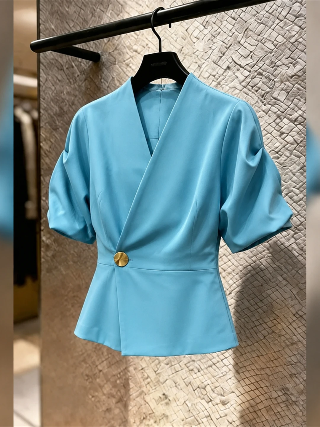 Elegant Slimming V-Neck Short Sleeve Shirt Comfortable Commute Style Women's Top Korean Fashion Straight Cut Silk Blend
Elegant Slimming V-Neck Short Sleeve Shirt Comfortable Commute Style Women's Top Korean Fashion Straight Cut Silk Blend
