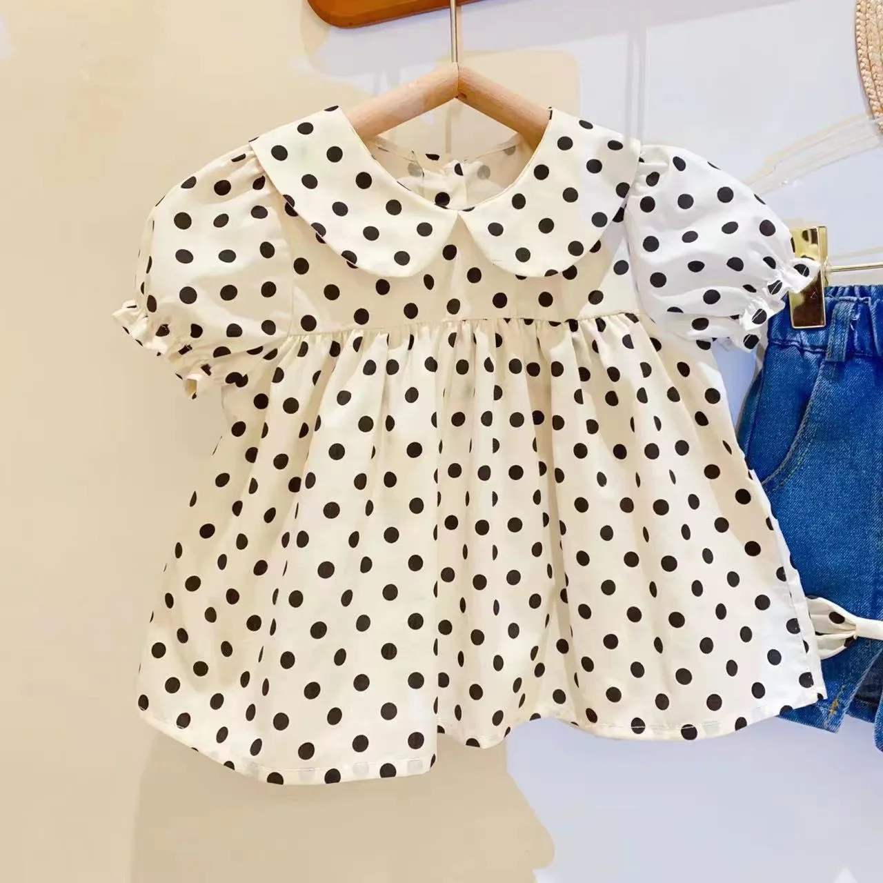 2026 Summer Girls Summer Outfit Set with Polka Dot Bubble Short Sleeved Doll Shirt and Denim Shorts Two Piece Set
2026 Summer Girls Summer Outfit Set with Polka Dot Bubble Short Sleeved Doll Shirt and Denim Shorts Two Piece Set