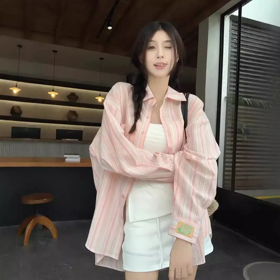 Новая модная полосатая солнцезащитная рубашка для женщин, стильный дизайн, свободный крой, ленивый стиль, топ с длинными рукавами, куртка.
Новая модная полосатая солнцезащитная рубашка для женщин, стильный дизайн, свободный крой, ленивый стиль, топ с длинными рукавами, куртка.
