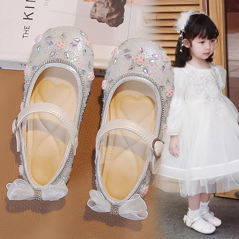 Детские кожаные туфли для девочек с блестками и стразами, новинка 2026 года, летние, на мягкой подошве, модные, в стиле принцессы, для вечеринок и свадеб
Детские кожаные туфли для девочек с блестками и стразами, новинка 2026 года, летние, на мягкой подошве, модные, в стиле принцессы, для вечеринок и свадеб