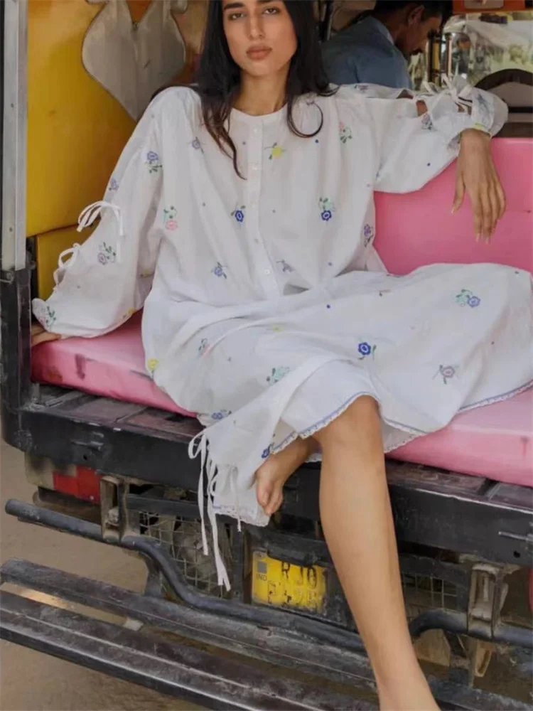 Flowers Embroidered Women Loose Fit White Dress Bow Lace-Up Long Sleeve Ladies Sweet Midi Robe 2024 Eary Autumn
Flowers Embroidered Women Loose Fit White Dress Bow Lace-Up Long Sleeve Ladies Sweet Midi Robe 2024 Eary Autumn