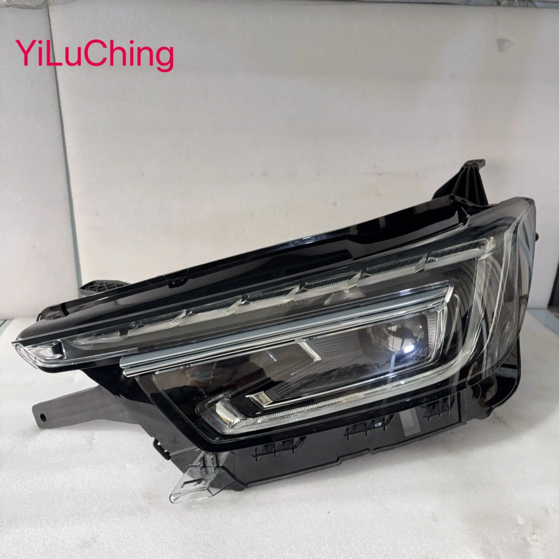 Suitable for Roewe RX5 PLUS Front Headlight Assembly Daytime Running Light MG Roewe RX5 PLUS Car Front Lighting 20-22 Years
Suitable for Roewe RX5 PLUS Front Headlight Assembly Daytime Running Light MG Roewe RX5 PLUS Car Front Lighting 20-22 Years