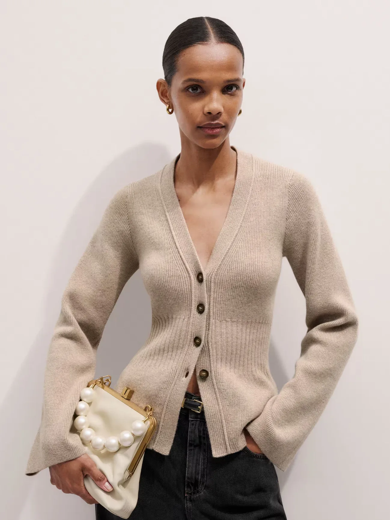 Elegant Women's Knitted Cardigan with Buttons V-Neck Tailored Fit Long Sleeve Sweater for Office Daily Outfit
Elegant Women's Knitted Cardigan with Buttons V-Neck Tailored Fit Long Sleeve Sweater for Office Daily Outfit