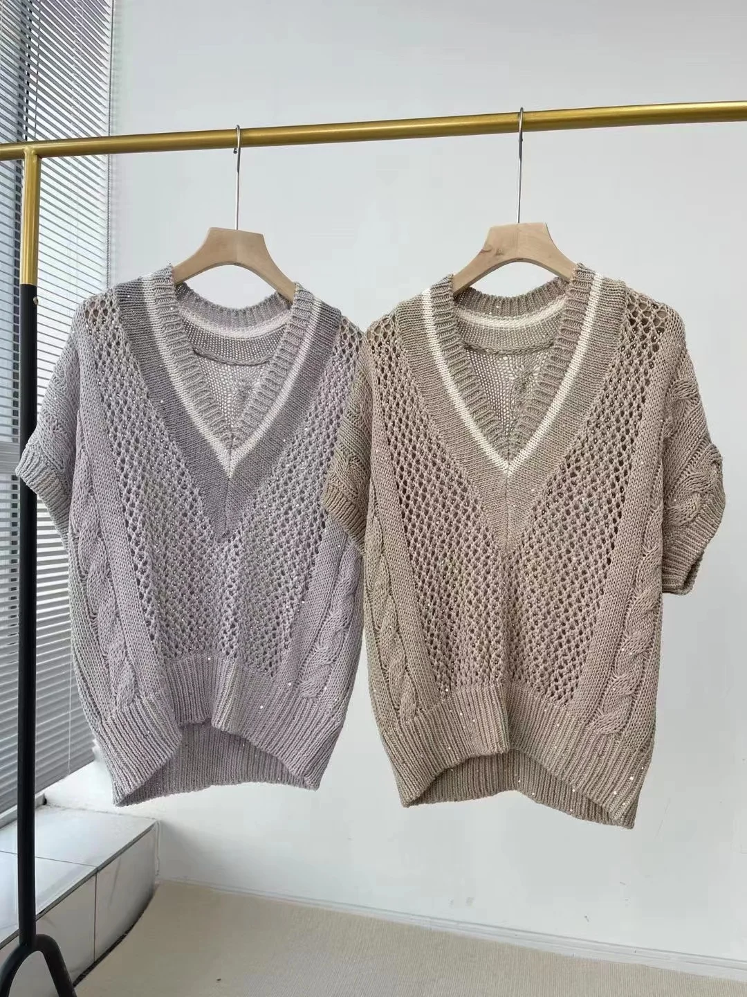2024 Spring and Summer new B / C Hollowed out Beaded Gold and Silver Silk Hemp Vest Sweater Versatile Casual Elegant V-Neck Top
2024 Spring and Summer new B / C Hollowed out Beaded Gold and Silver Silk Hemp Vest Sweater Versatile Casual Elegant V-Neck Top
