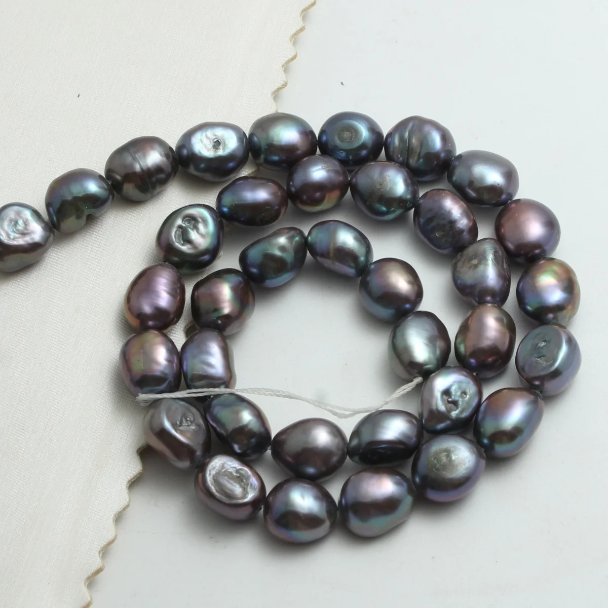 8-9mm natural freshwater pearl black horizontal hole two sided glossy beads used for making jewelry DIY necklaces and bracelets
8-9mm natural freshwater pearl black horizontal hole two sided glossy beads used for making jewelry DIY necklaces and bracelets