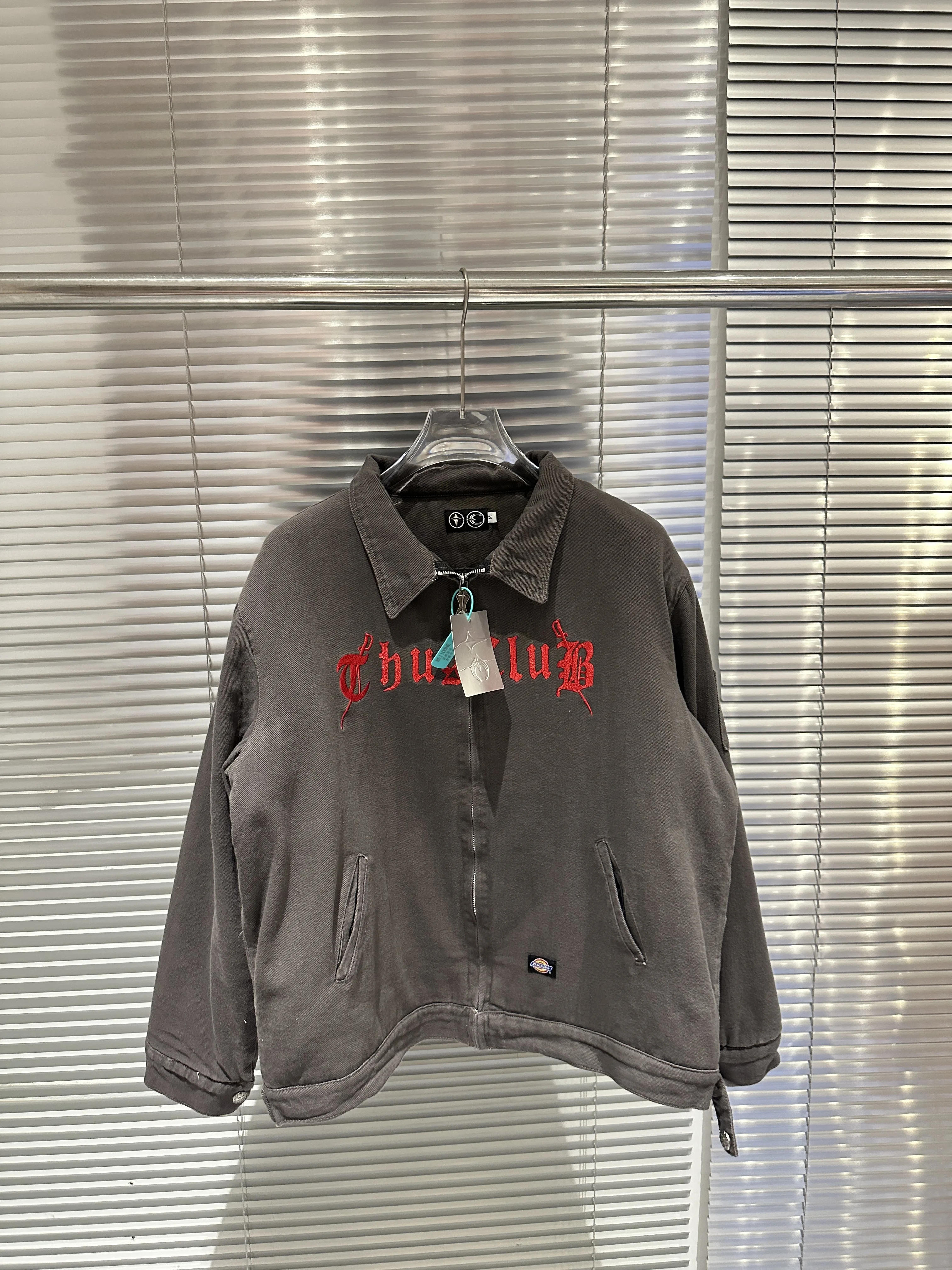 25ss High Quality Zipper Thugclub Denim Jacket American Red Embroidery Style Street Fashion Men Women Loose Casual Vintage
25ss High Quality Zipper Thugclub Denim Jacket American Red Embroidery Style Street Fashion Men Women Loose Casual Vintage