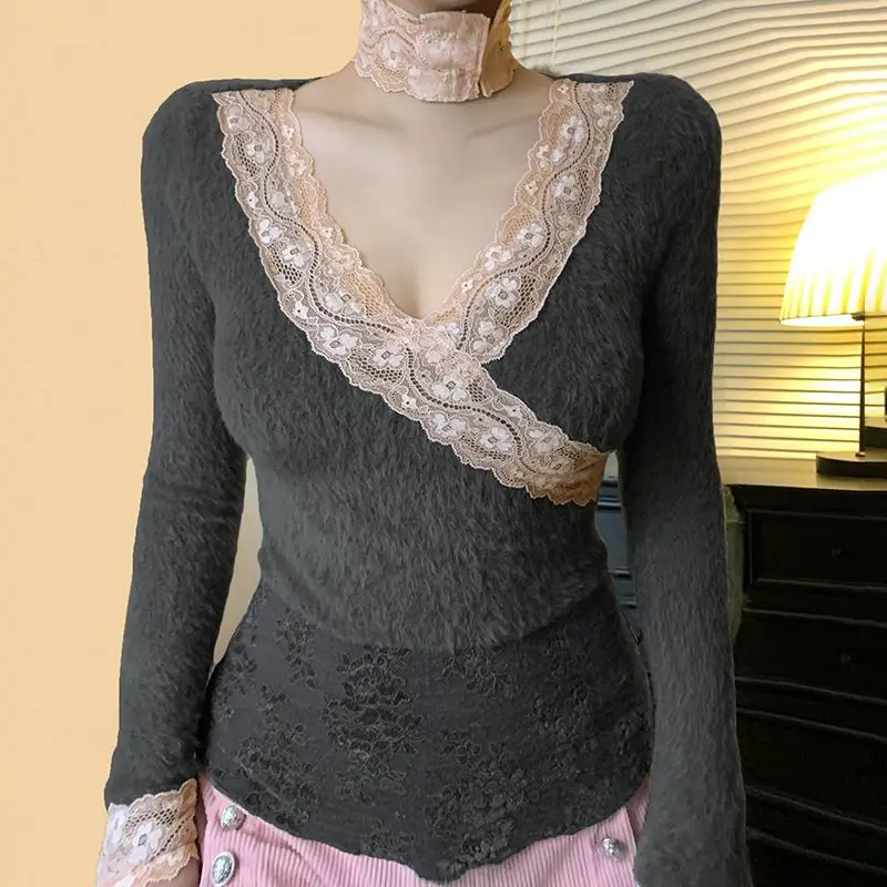Lace Patchwork Fleece T-Shirt V-Neck Slim-Fit Slimming Base Layer 
Lace Patchwork Fleece T-Shirt V-Neck Slim-Fit Slimming Base Layer