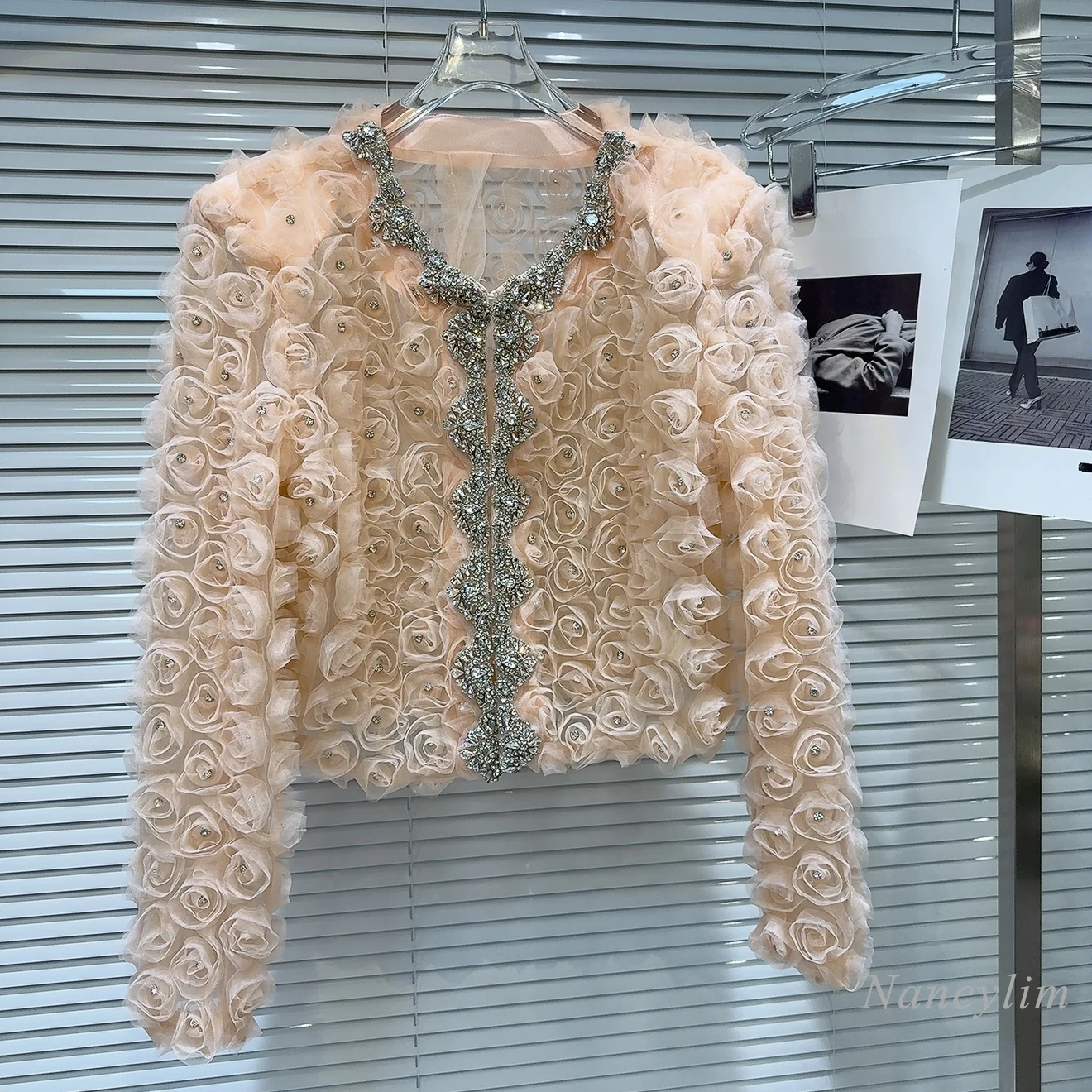 2025 Spring New French Celebrity Heavy Industry Rhinestone Edge Mesh Three-dimensional Flower Short Jacket Top for Women Ladies
2025 Spring New French Celebrity Heavy Industry Rhinestone Edge Mesh Three-dimensional Flower Short Jacket Top for Women Ladies