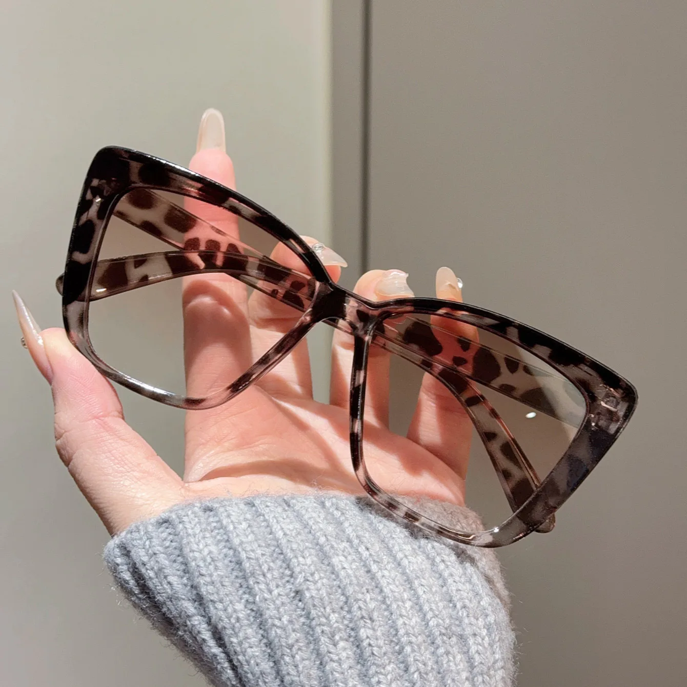 Fashion Large Frame Cat Eye Sunglasses Women Square Frame Sun Glasses Men UV400 Protection Goggle Eyewear Shades
Fashion Large Frame Cat Eye Sunglasses Women Square Frame Sun Glasses Men UV400 Protection Goggle Eyewear Shades