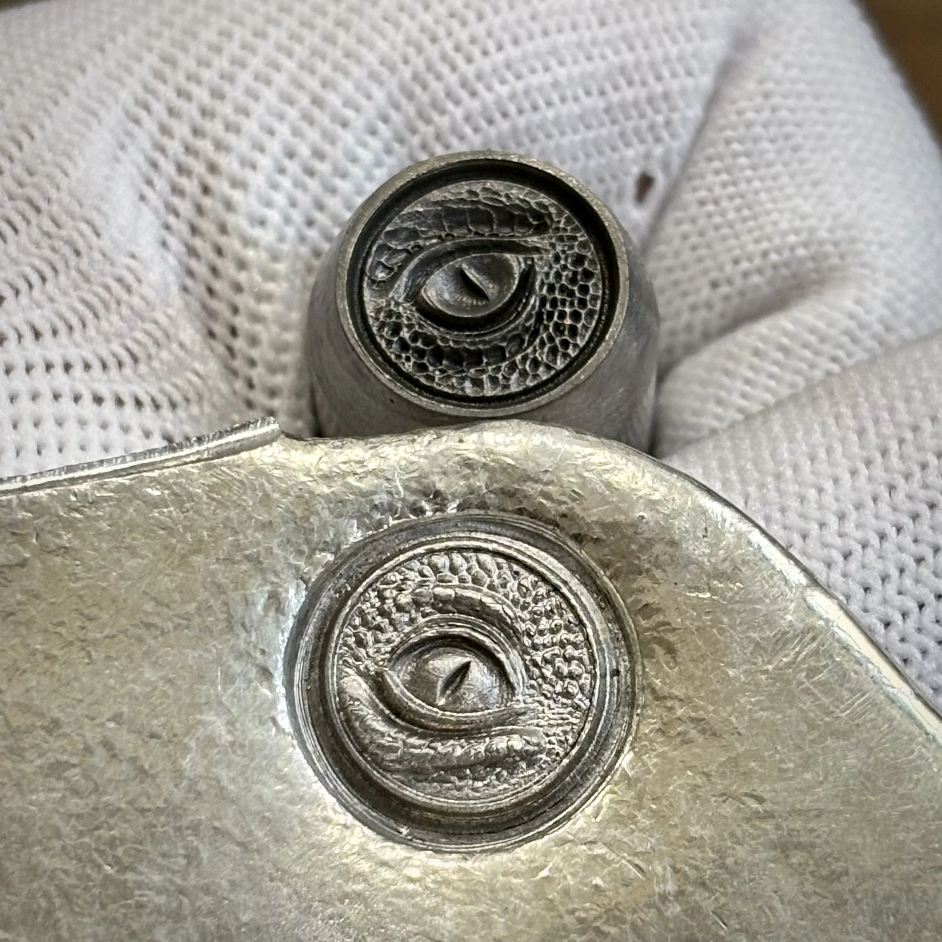 3D Dragon Eye Pattern Metal Stamp Punch Jewelry Stamps Punching Tool Silver Leather Logo Marking Steel Punching Stamper
3D Dragon Eye Pattern Metal Stamp Punch Jewelry Stamps Punching Tool Silver Leather Logo Marking Steel Punching Stamper