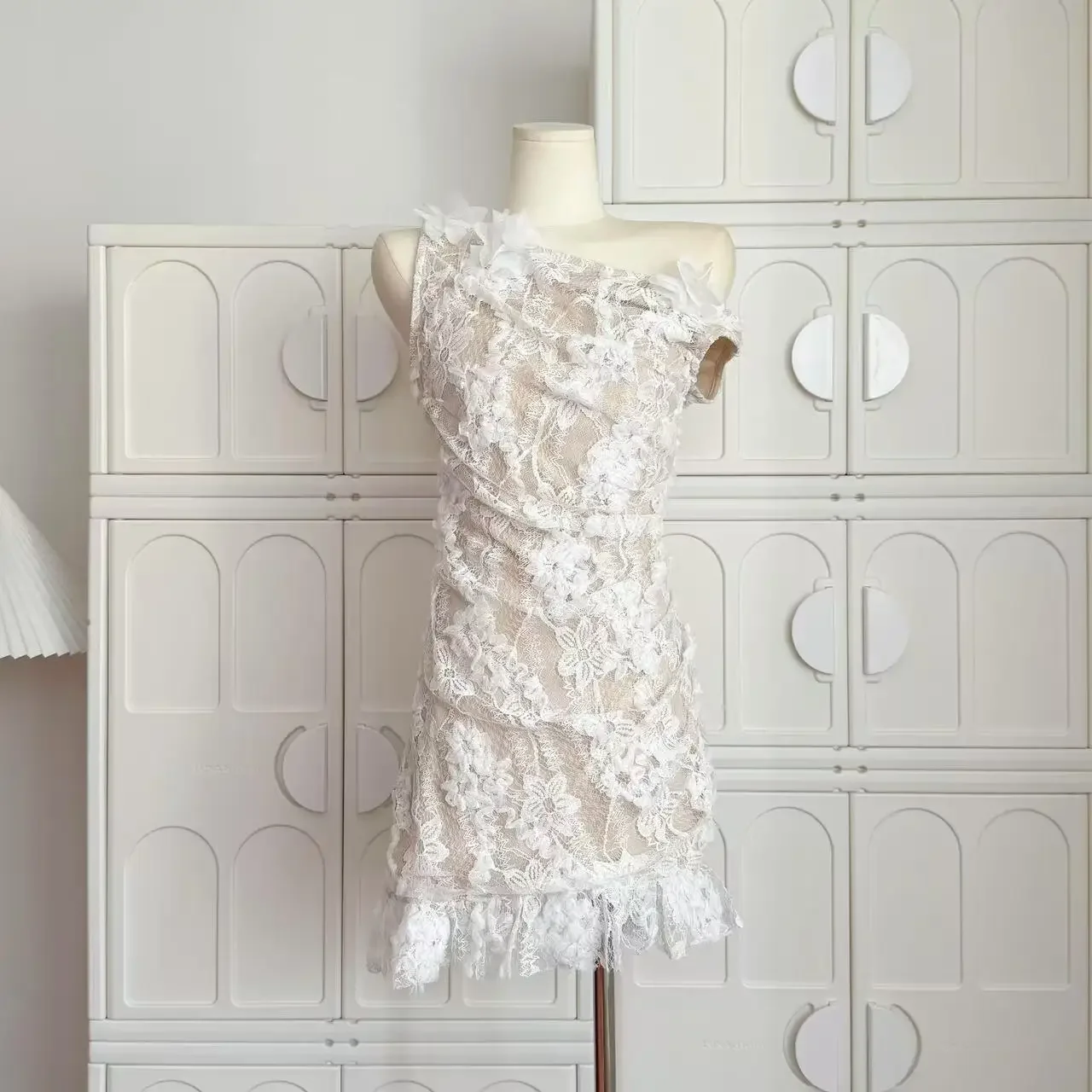 2025 Summer Women Off Shoulder Dress Sleeveless Lace Mini Frocks Jacquard One-Piece 2000s Evening Coquette Party Korean Fashion
2025 Summer Women Off Shoulder Dress Sleeveless Lace Mini Frocks Jacquard One-Piece 2000s Evening Coquette Party Korean Fashion