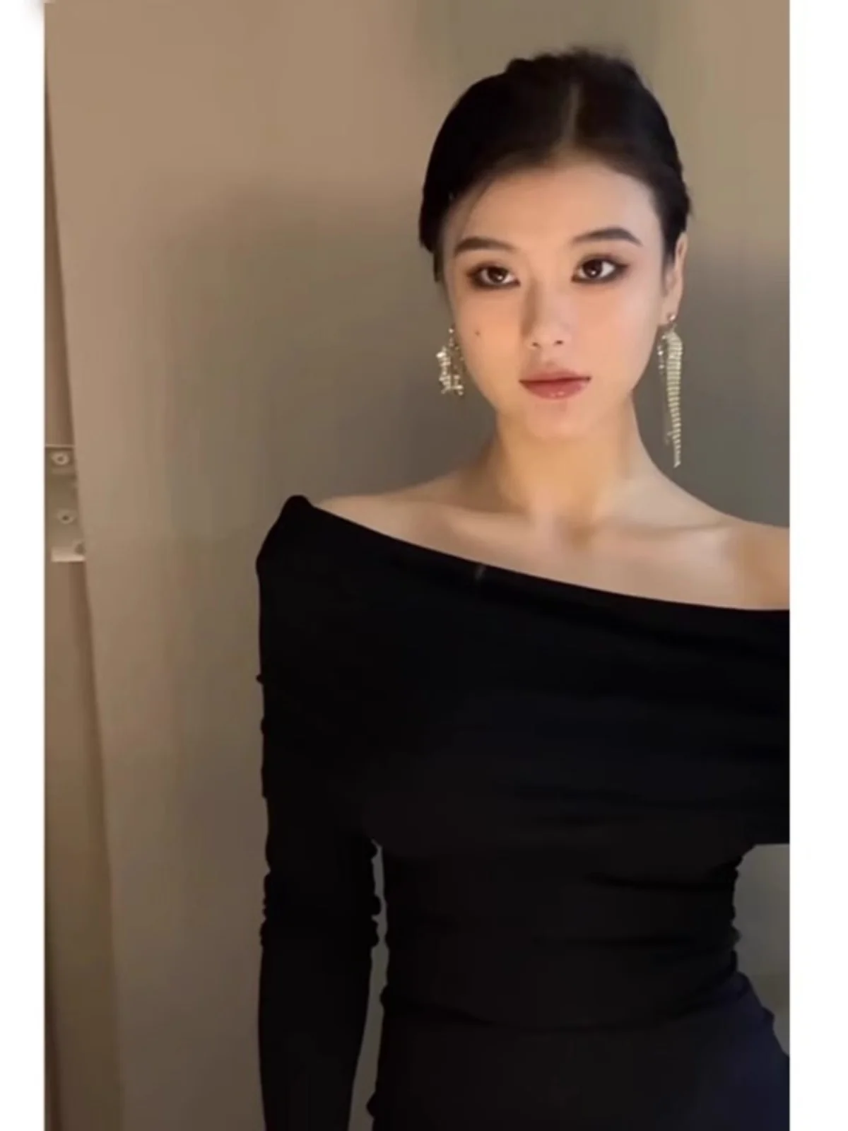 Black One-Shoulder Knitted Top Women's Slim Fit Spring Fashion High-Neck Sleeve Long Base Shirt Korean Style Commute Fashion
Black One-Shoulder Knitted Top Women's Slim Fit Spring Fashion High-Neck Sleeve Long Base Shirt Korean Style Commute Fashion
