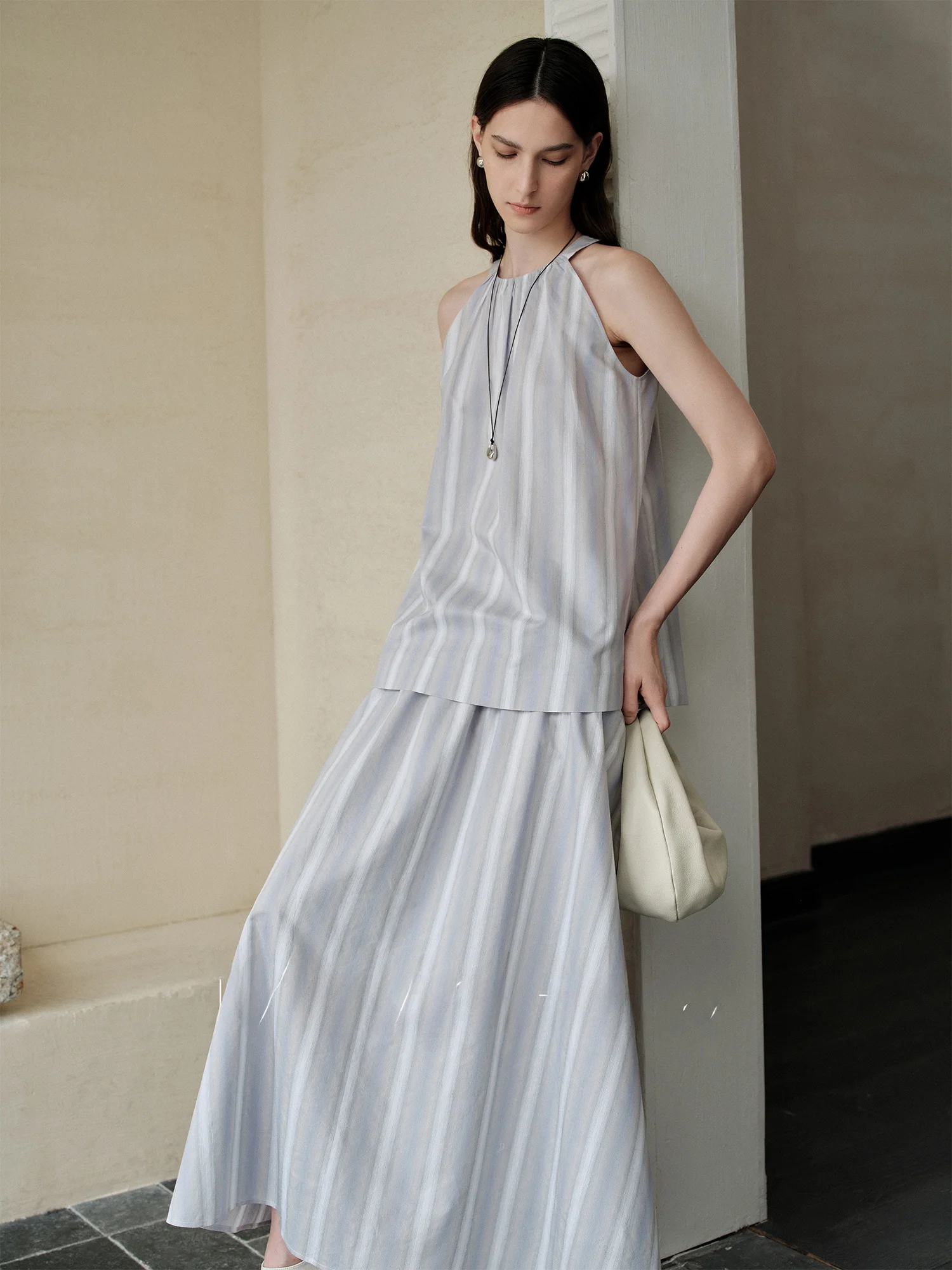 Комплект из шелково-хлопкового топа без рукавов и юбки-парасольки А-силуэта в полоску, повседневный летний женский костюм
Комплект из шелково-хлопкового топа без рукавов и юбки-парасольки А-силуэта в полоску, повседневный летний женский костюм