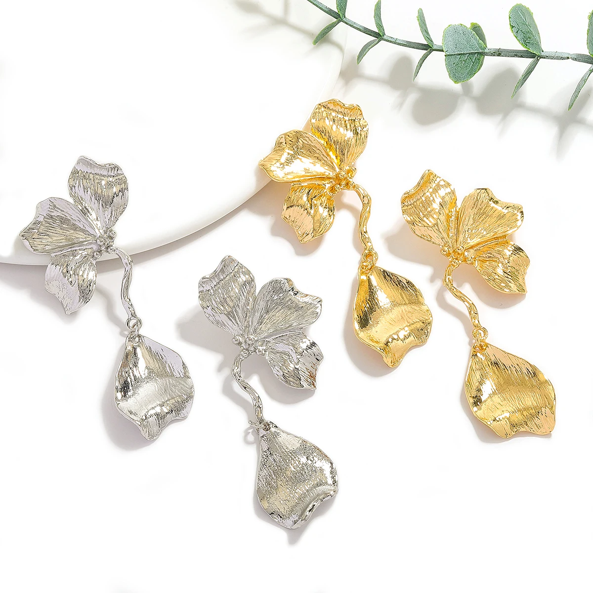 2025 New Elegant Bright Gold Color Flower Pendant Earrings for Women Luxury Leaves Petals Drop Earrings Ladies Wedding Jewelry
2025 New Elegant Bright Gold Color Flower Pendant Earrings for Women Luxury Leaves Petals Drop Earrings Ladies Wedding Jewelry